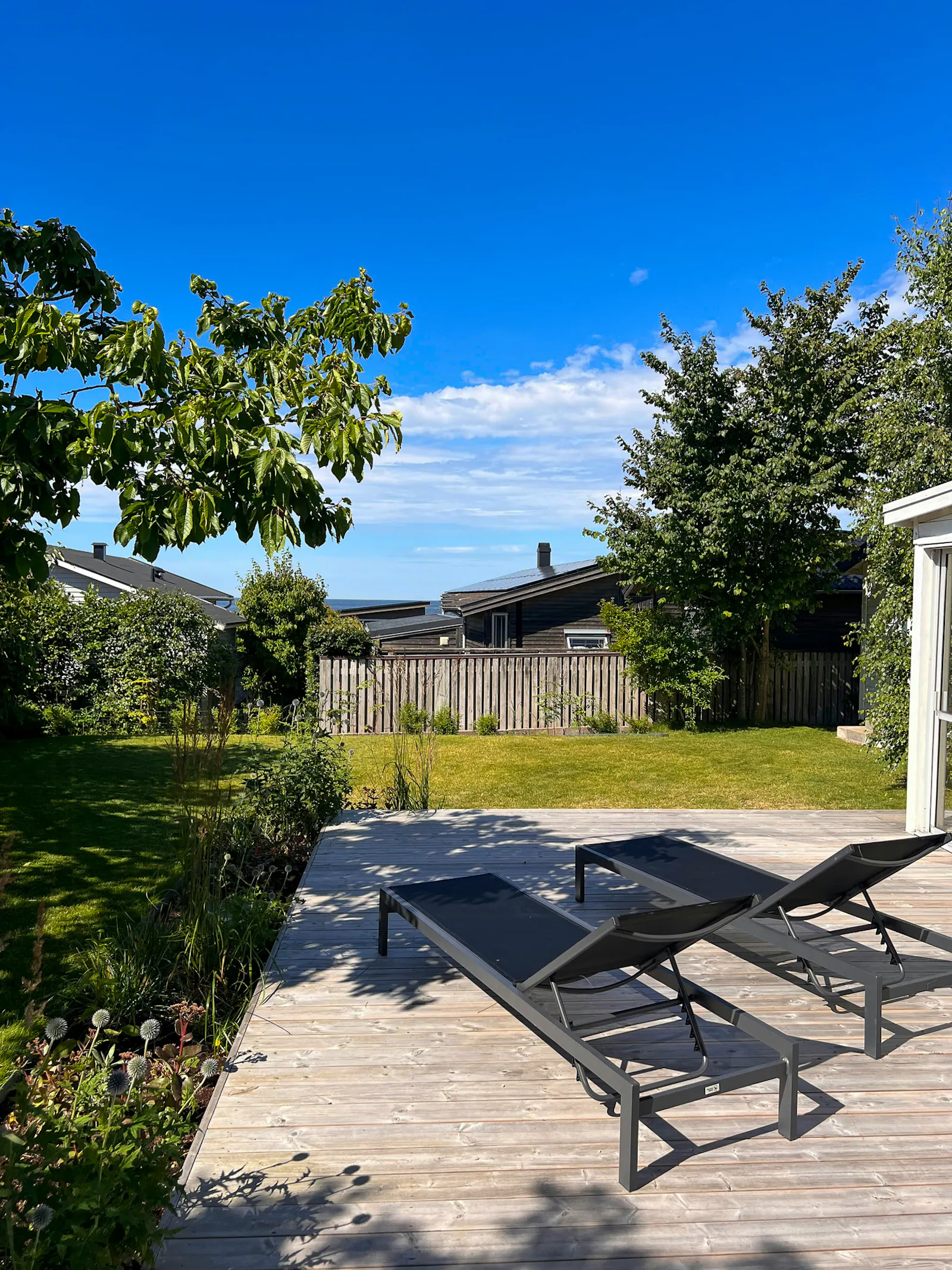 Stuga i lungt område nära havet – bild 4 av 24