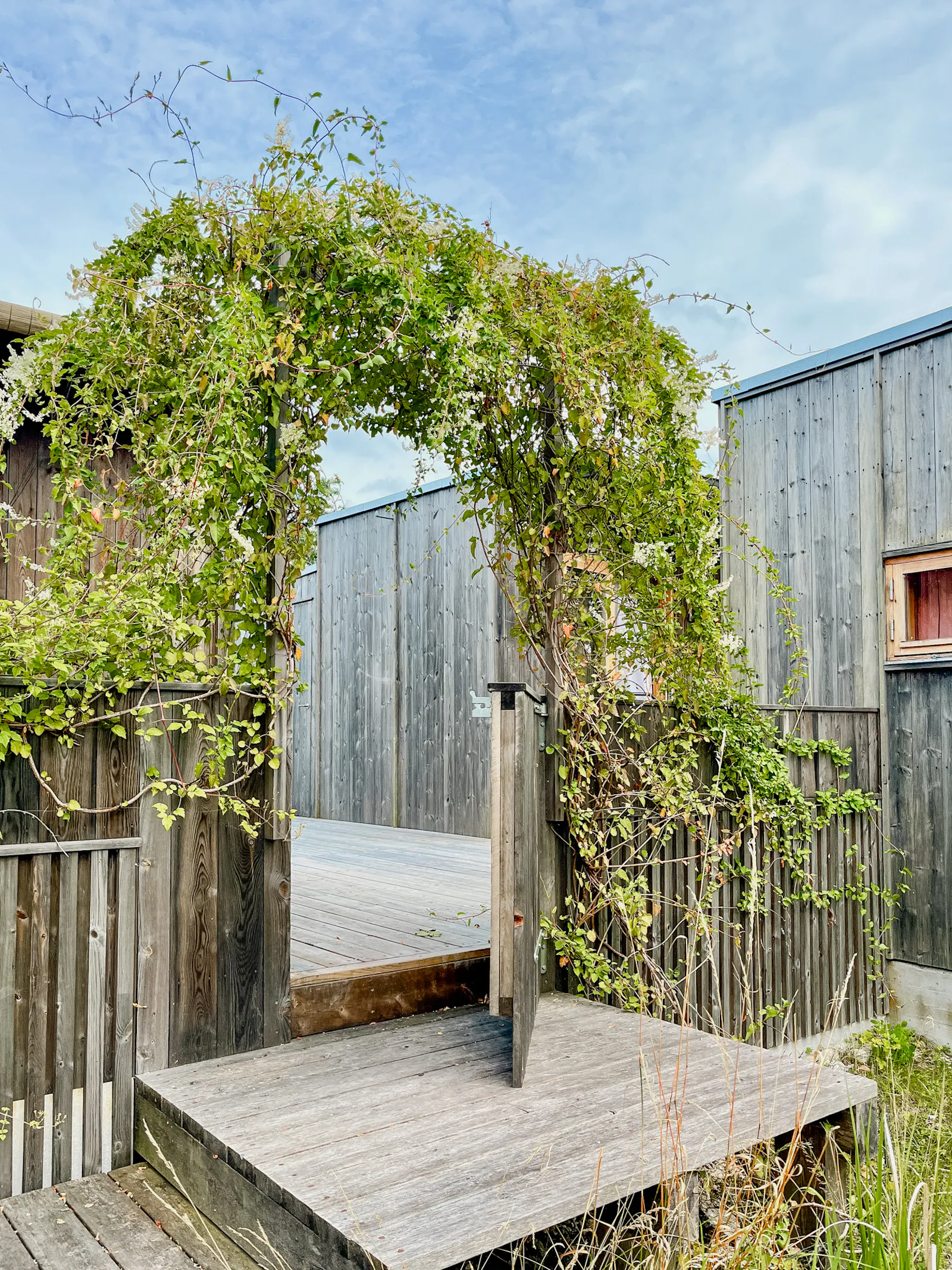 Arkitektritat hus på klippkanten vid Bungenäs – bild 12 av 21
