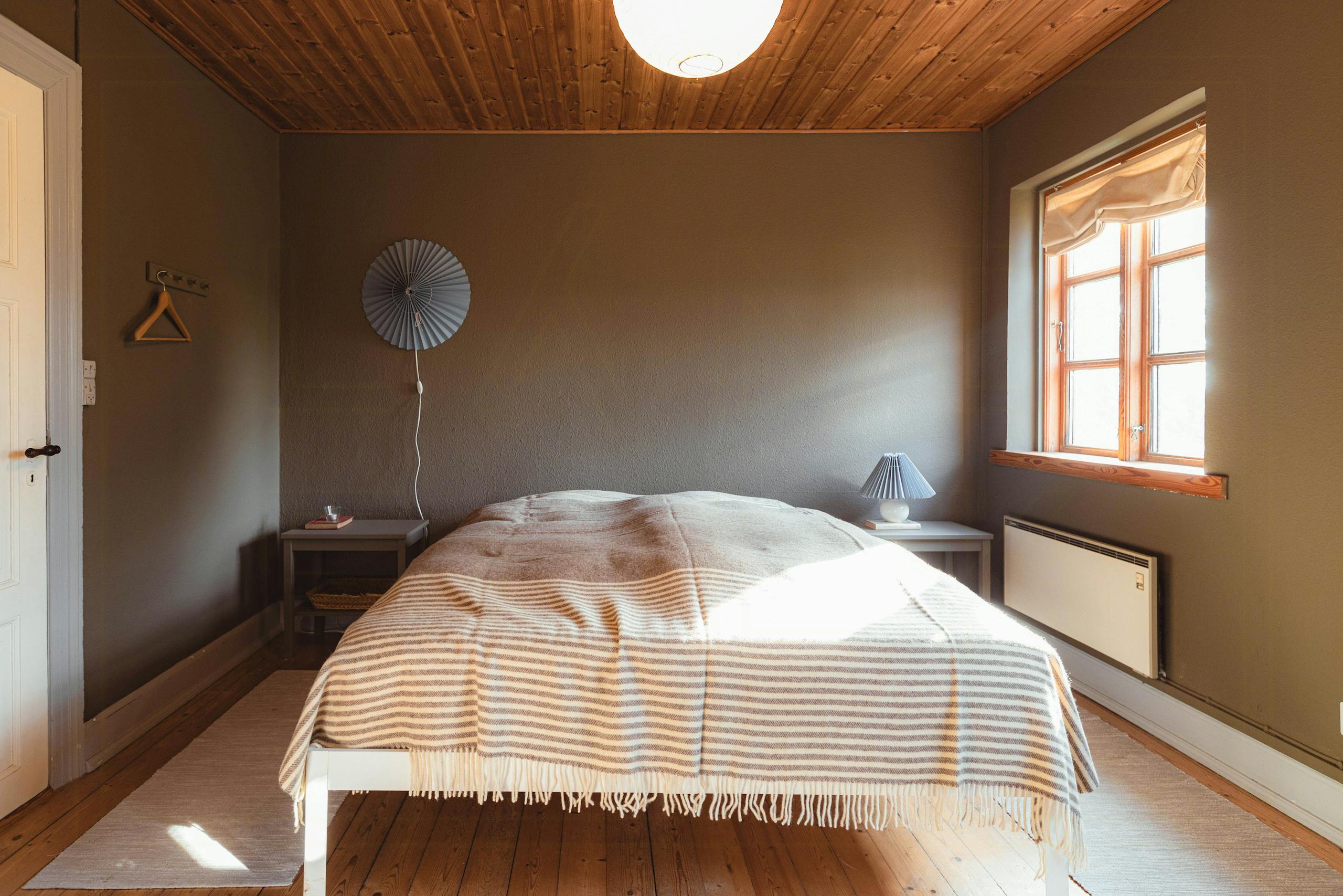 So verwandelst Du in 7 einfachen Schritten das Schlafzimmer Deines Ferienhauses in einen stilvollen Raum mit einer ruhigen Atmosphäre