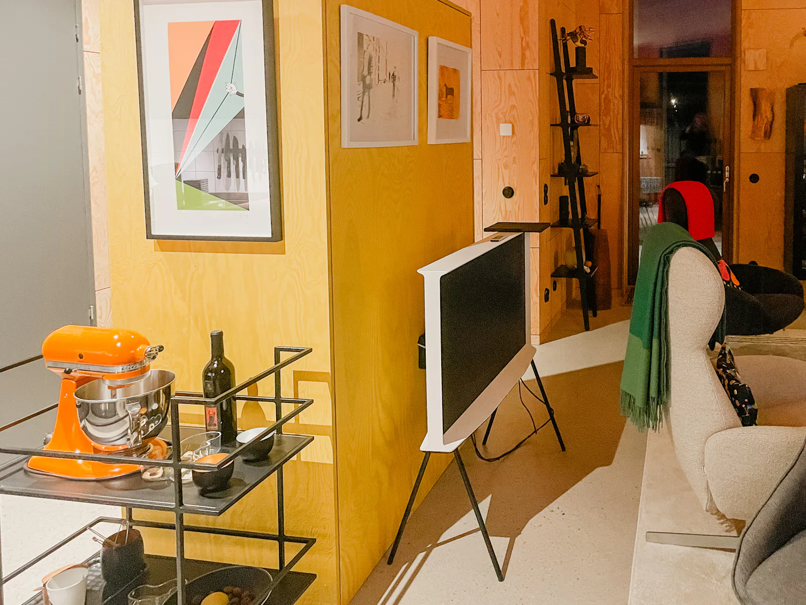Modernt trähus bland äppelträd med havsutsikt – bild 10 av 21
