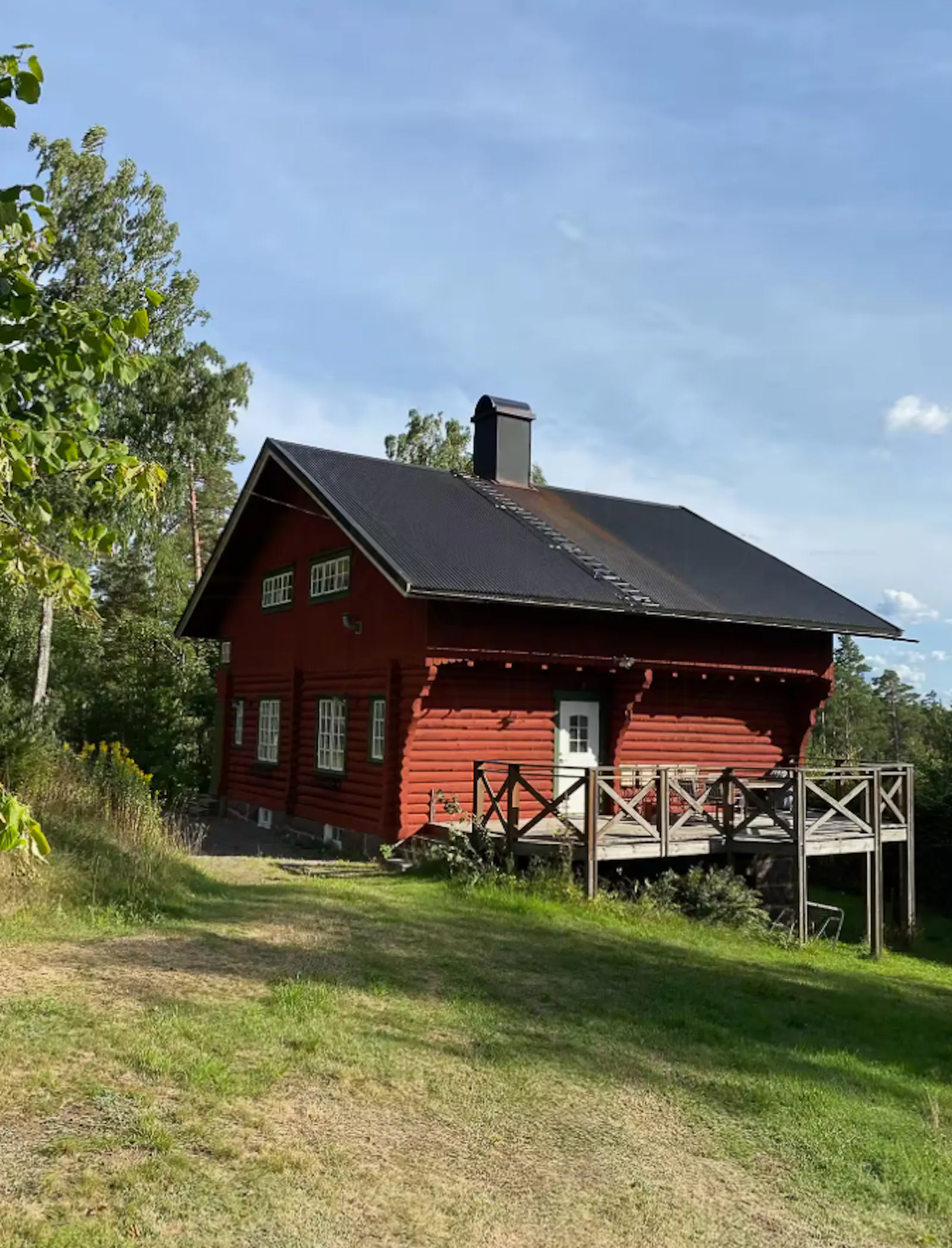 Trästuga vid en vacker sjö nära Vättern – bild 3 av 24
