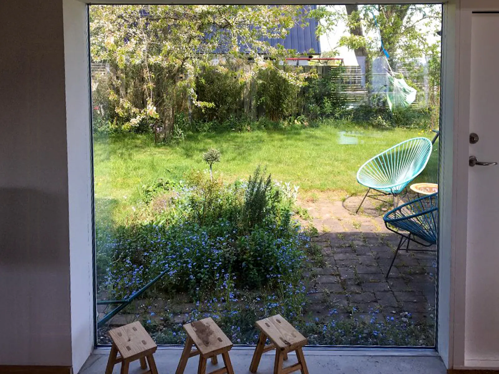 Semesterhus med växthus nära stranden i Mälarhusen – bild 14 av 24