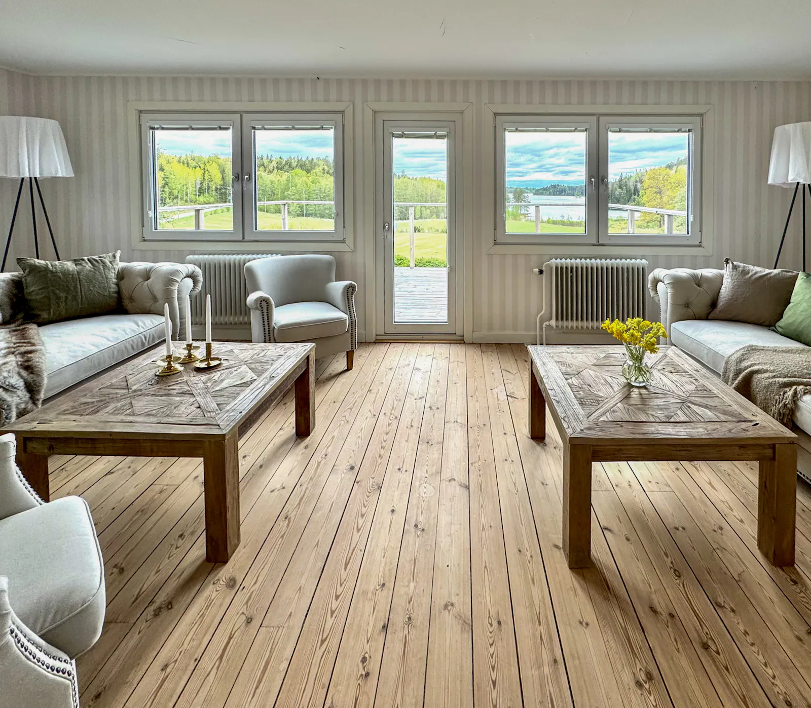 Stort hus med utsikt över skogssjö – bild 13 av 24