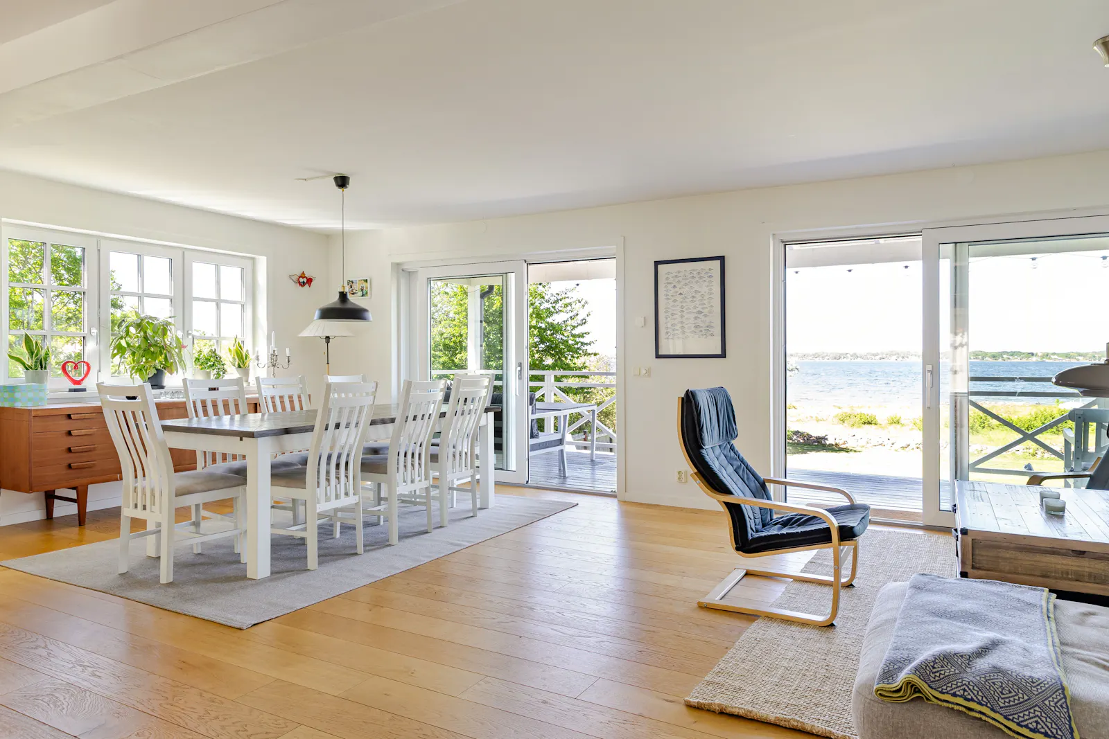Modern stuga med utsikt och egen båt på Aspö – bild 9 av 24