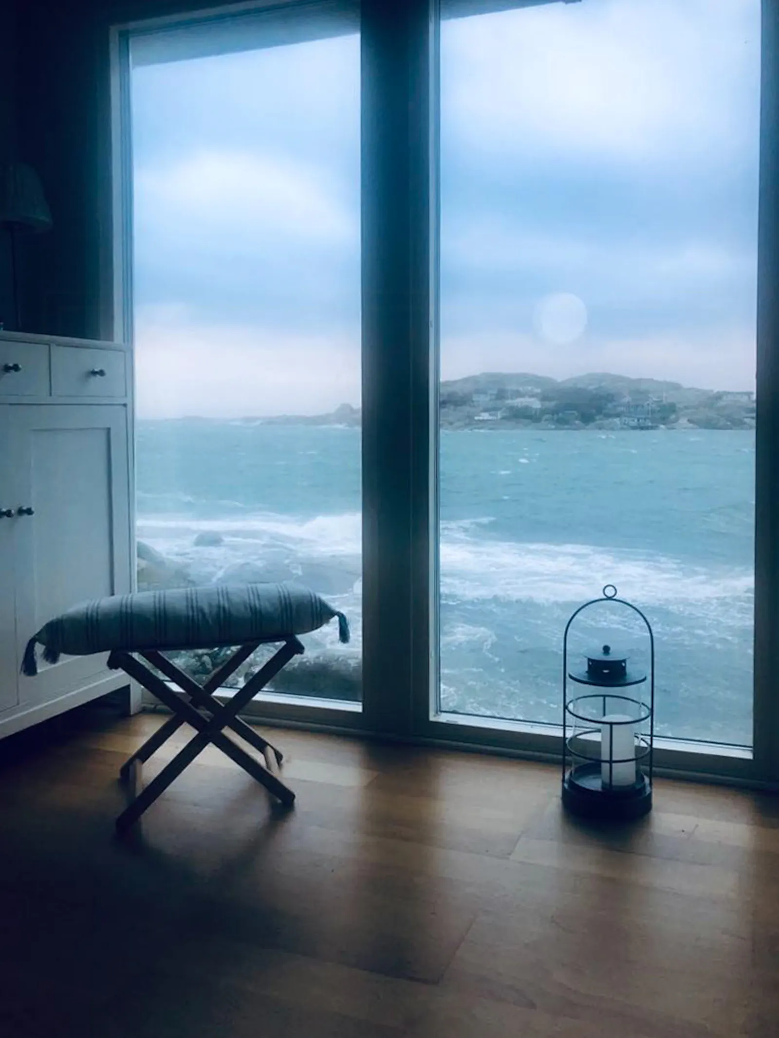 Stuga med havsutsikt på skärgårdsön Kårholmen – bild 8 av 13