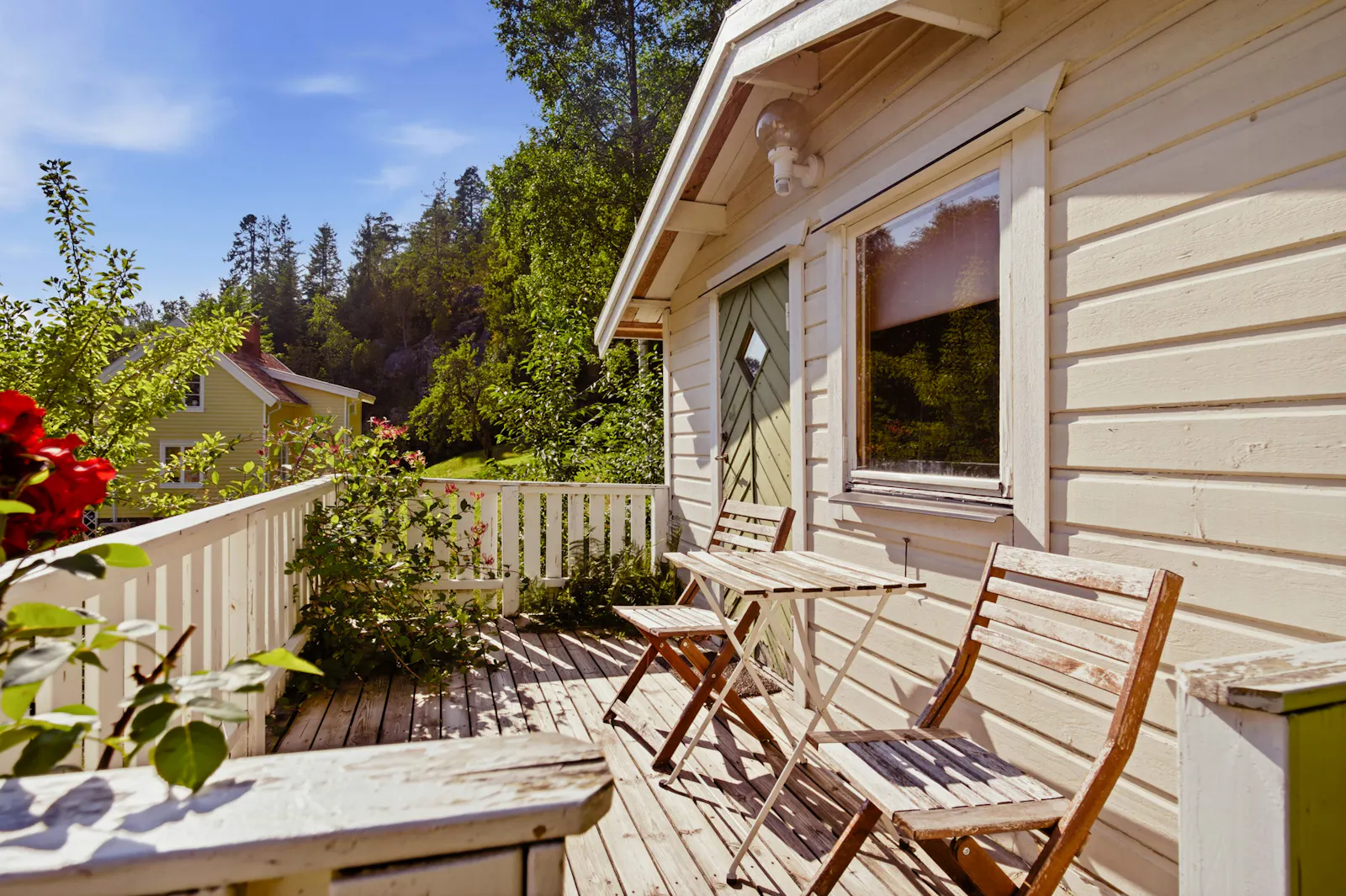 Varmt trähus med piano, rådjur och skogsstigar – bild 19 av 24