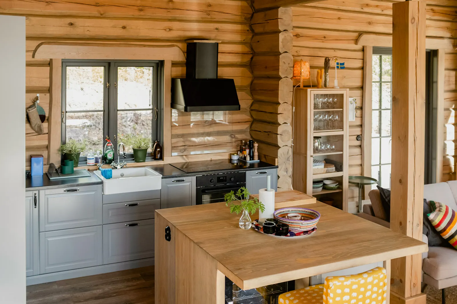 Timmerhus med bastu och öppen spis i Bydalen – bild 6 av 24