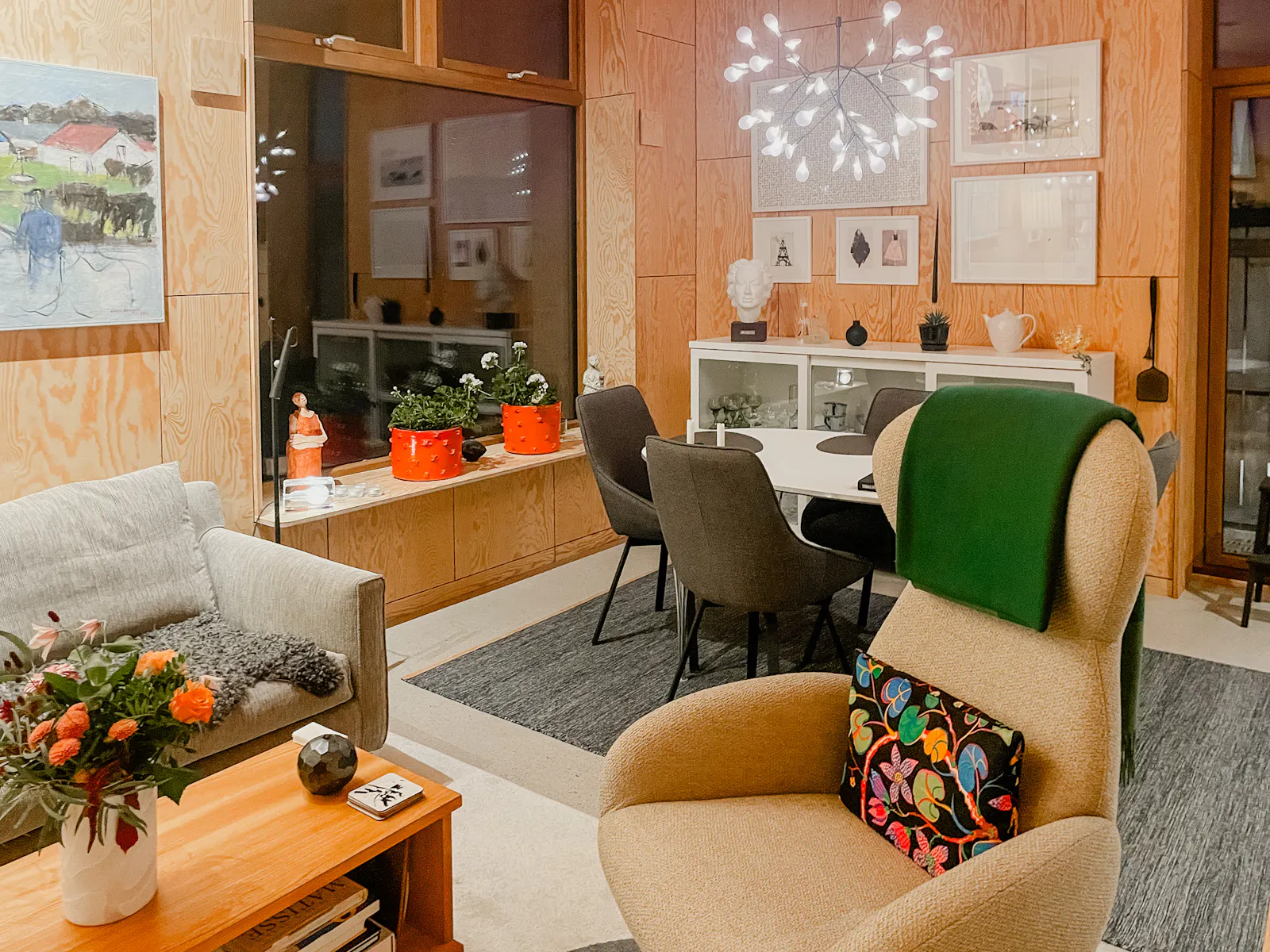 Modernt trähus bland äppelträd med havsutsikt – bild 9 av 21