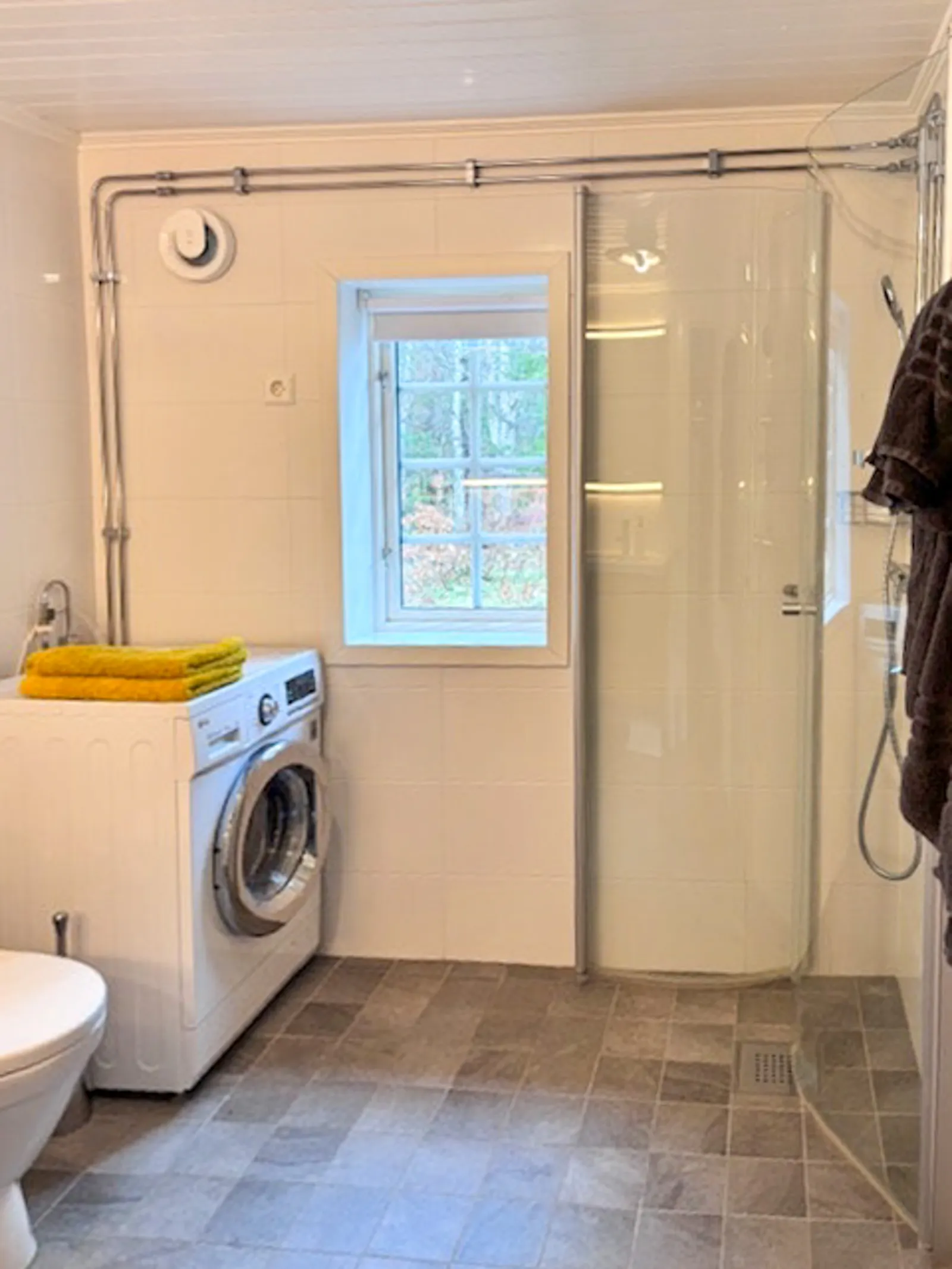 Lantligt hus i Stavsnäs med stor altan – bild 16 av 24