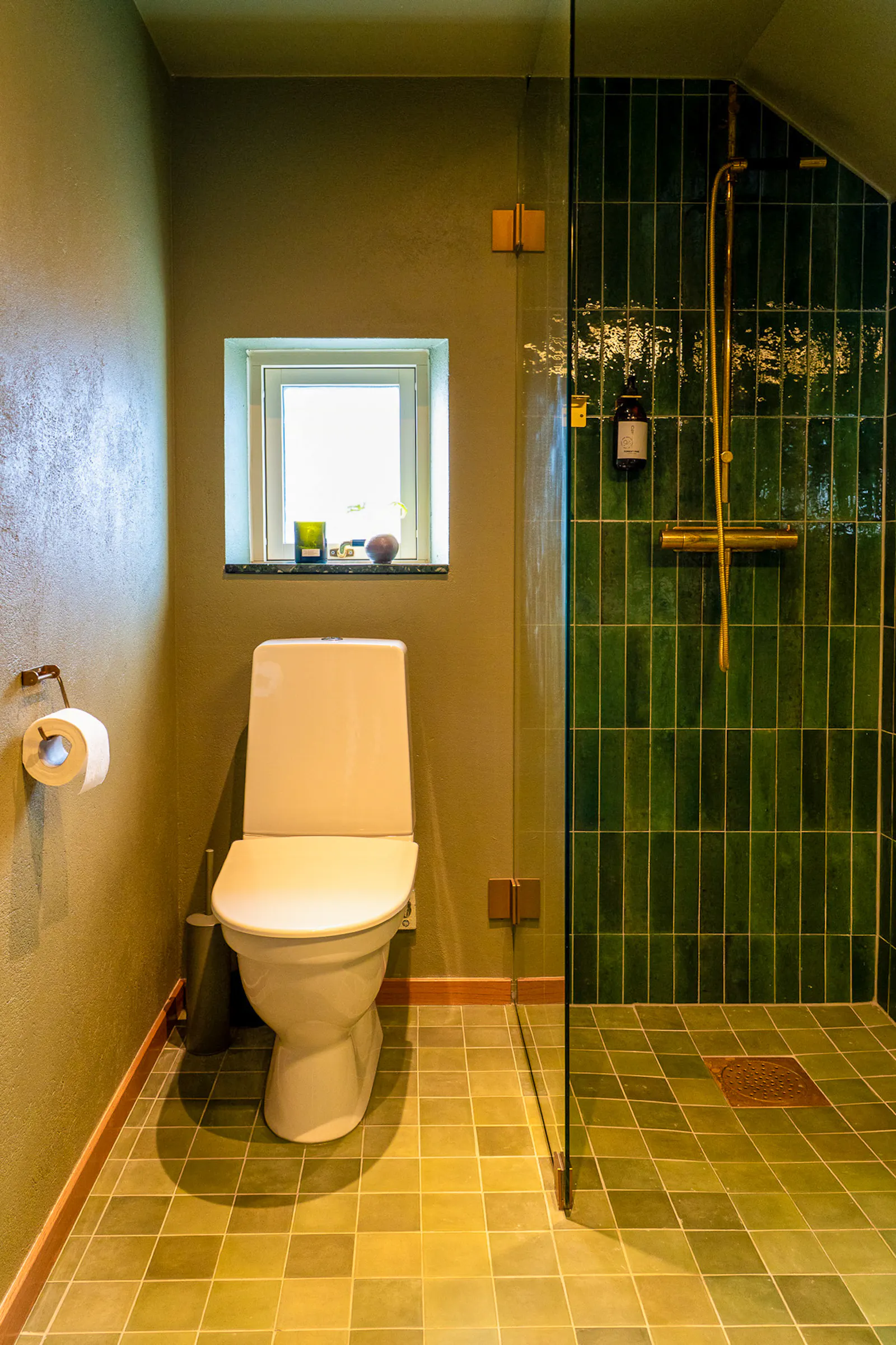 Varsamt renoverat hus med konst på Österlen – bild 18 av 24