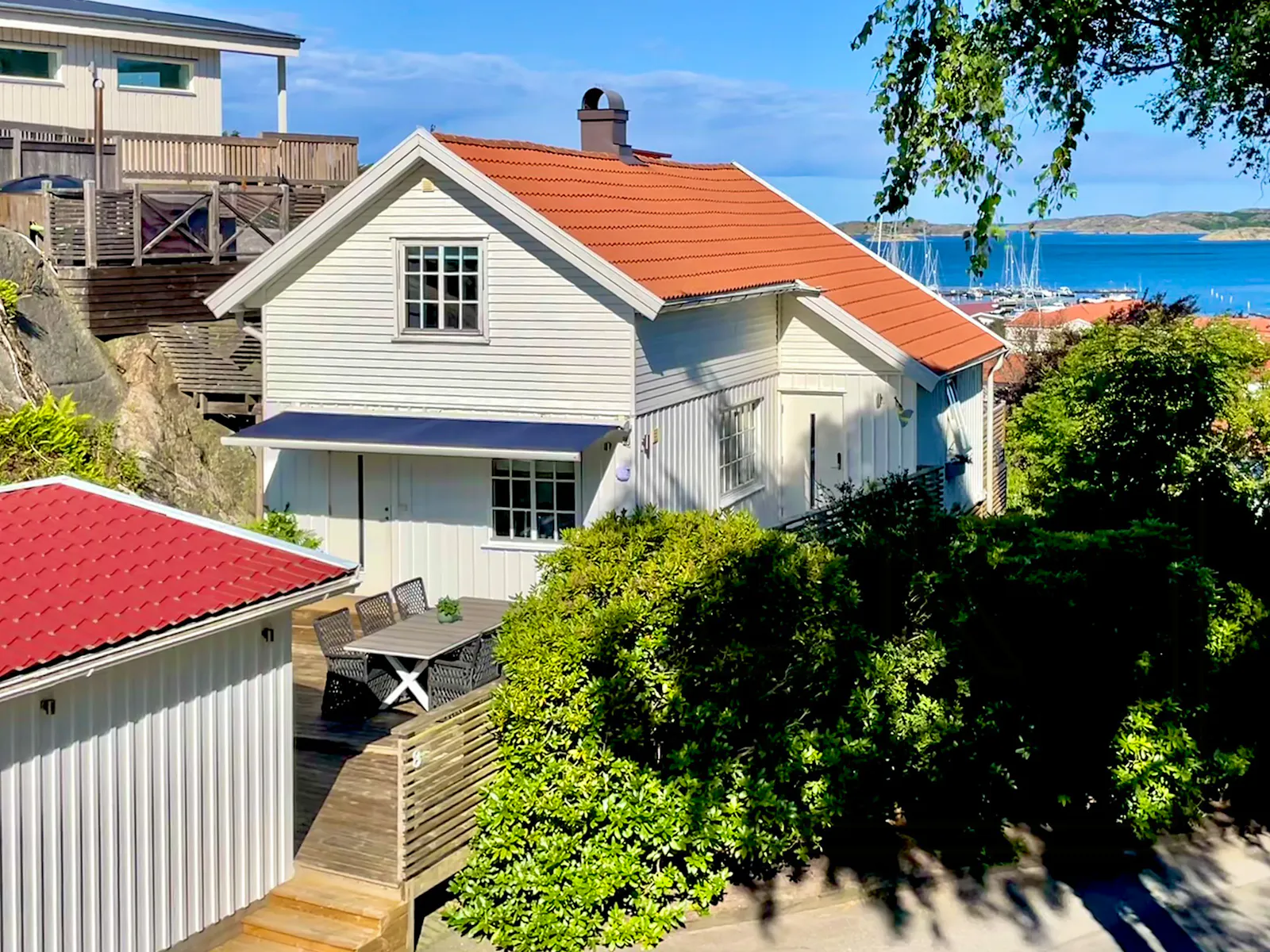 Sekelgammalt hus vid Ellösfjorden med badtunna – bild 2 av 24