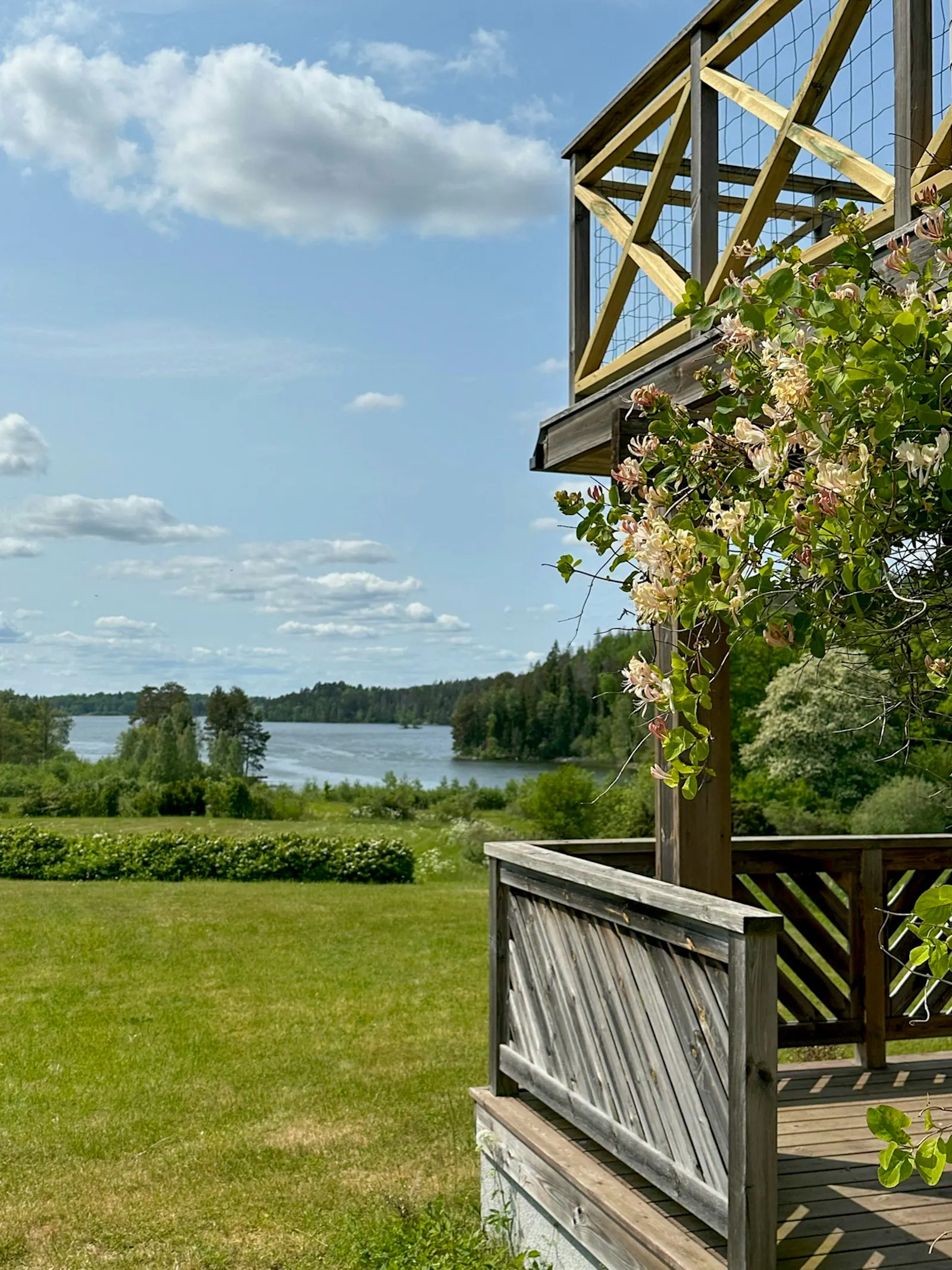 Stort hus med utsikt över skogssjö – bild 4 av 24