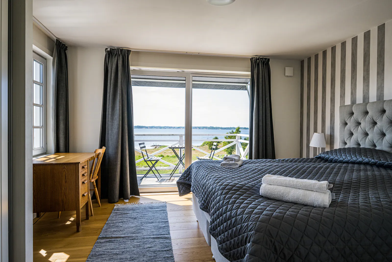 Modern stuga med utsikt och egen båt på Aspö – bild 16 av 24