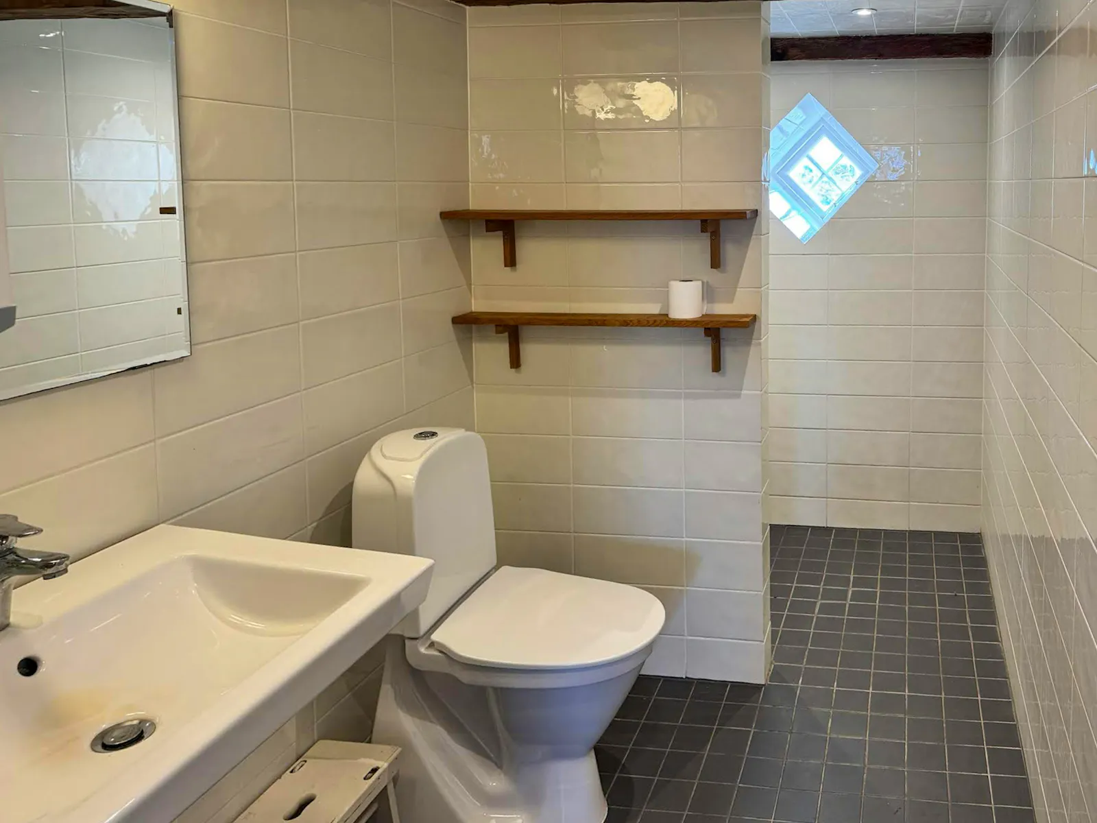 Traditionellt gårdshus vid Dämba sjö på Fårö – bild 15 av 19
