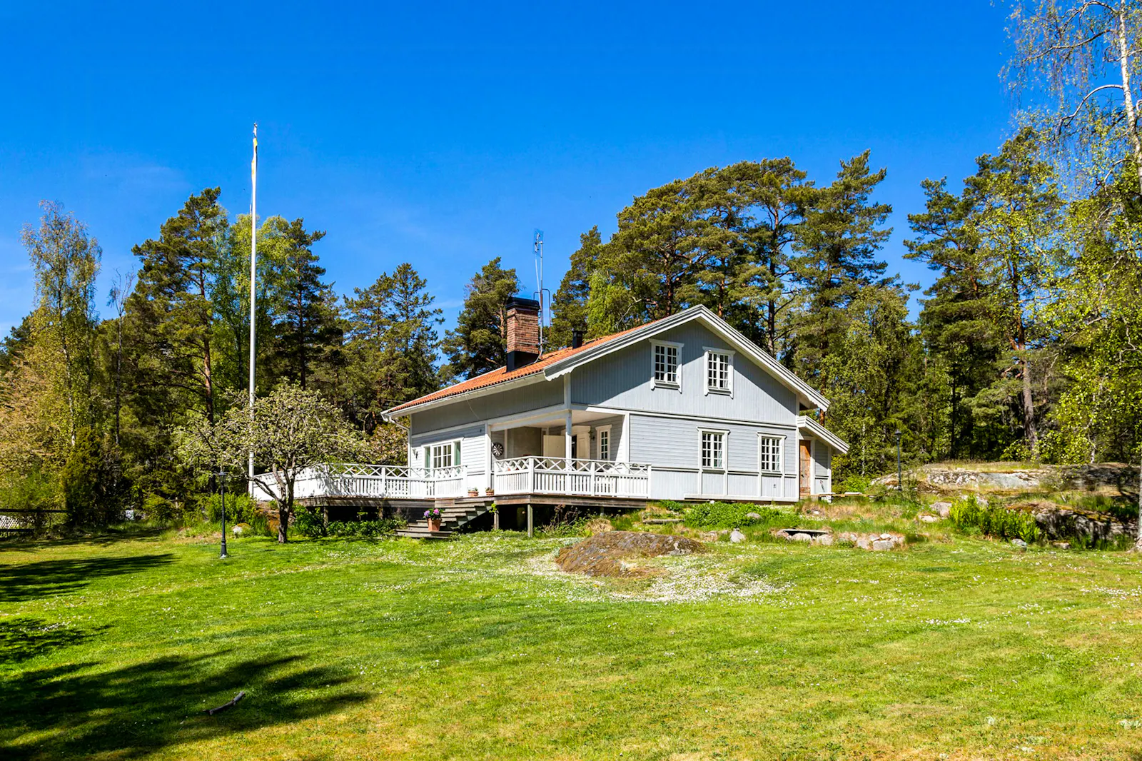 Lantligt hus i Stavsnäs med stor altan – bild 2 av 24