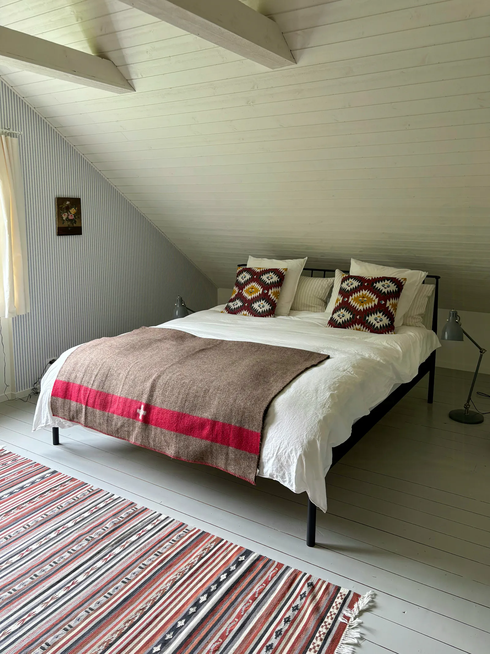 Två mysiga hus i ett naturskönt område med sjö – bild 19 av 24