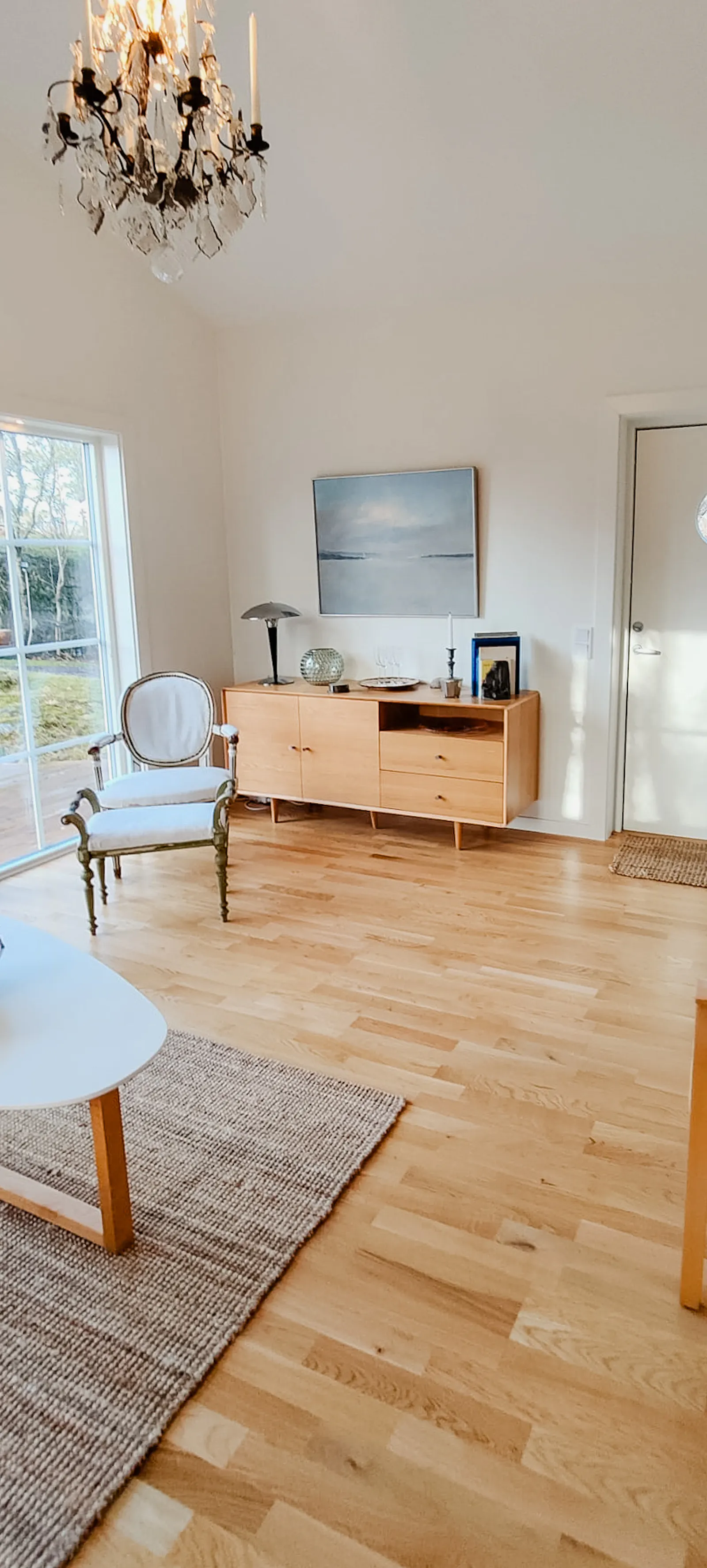 Charmigt fristående hus nära skog och hav – bild 4 av 11
