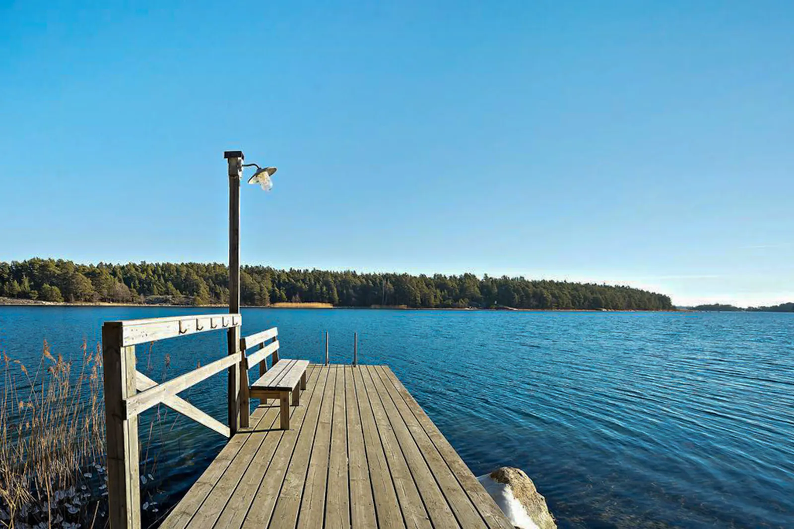 Trähus med tre uteplatser på Torö – bild 2 av 21