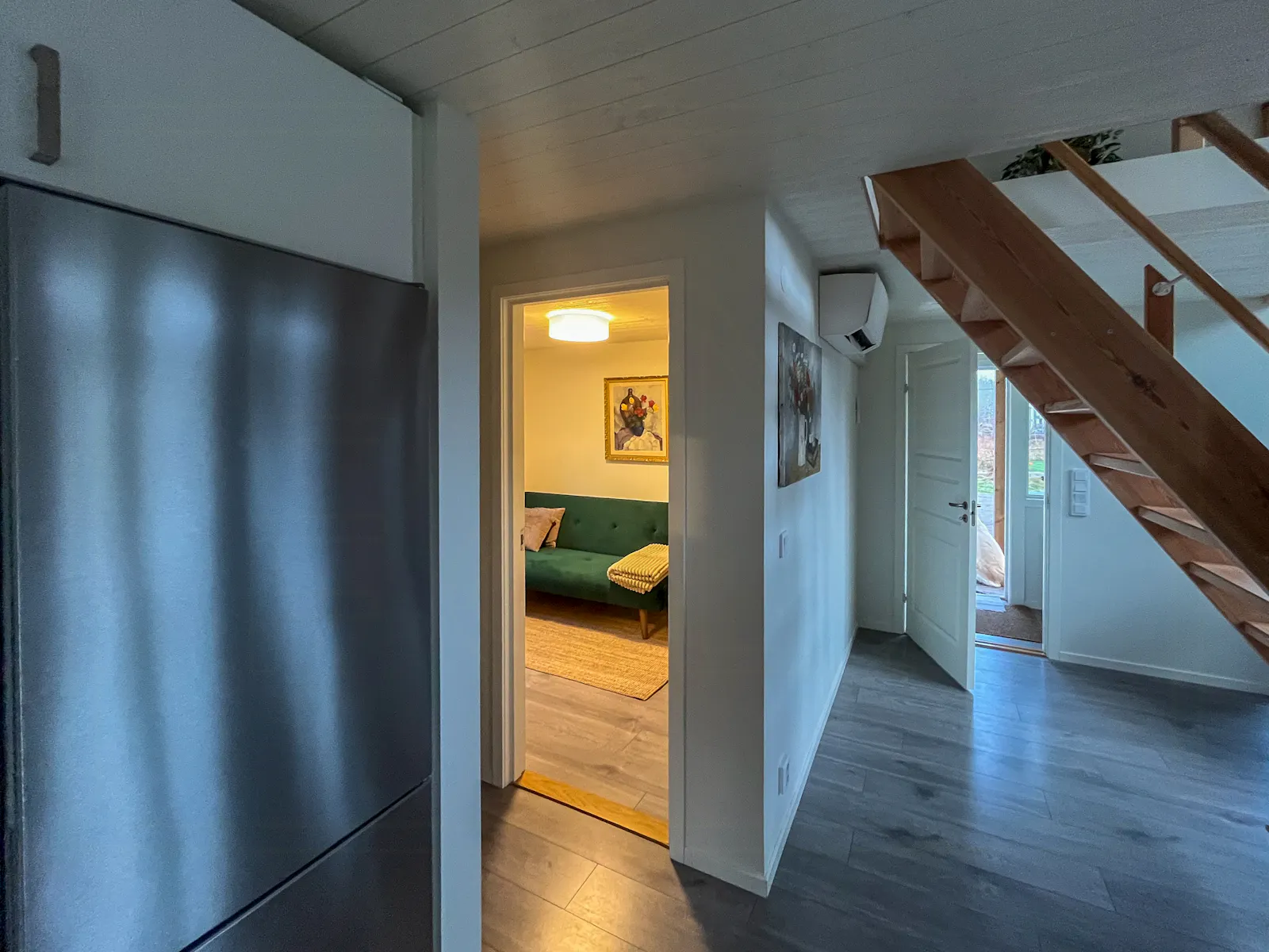Modernt lofthus i skogen nära Gullabo – bild 13 av 24