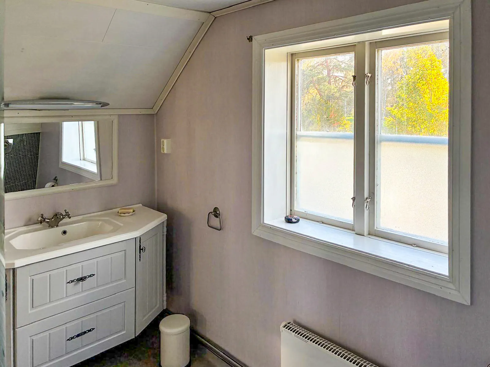 Mysigt svenskt hus vid Fryken med öppen spis – bild 15 av 24