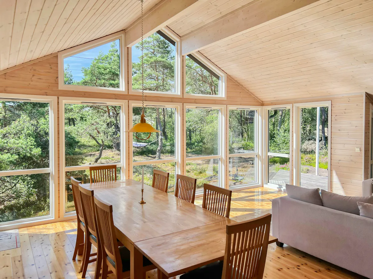 Family cabin with panoramic windows by Oksrødkilen