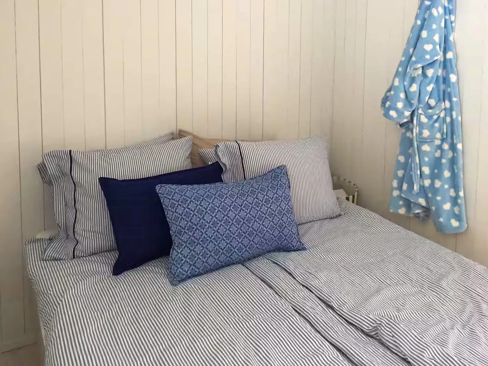 Modern stuga med bastu vid insjön i Bjäsäter – bild 8 av 24