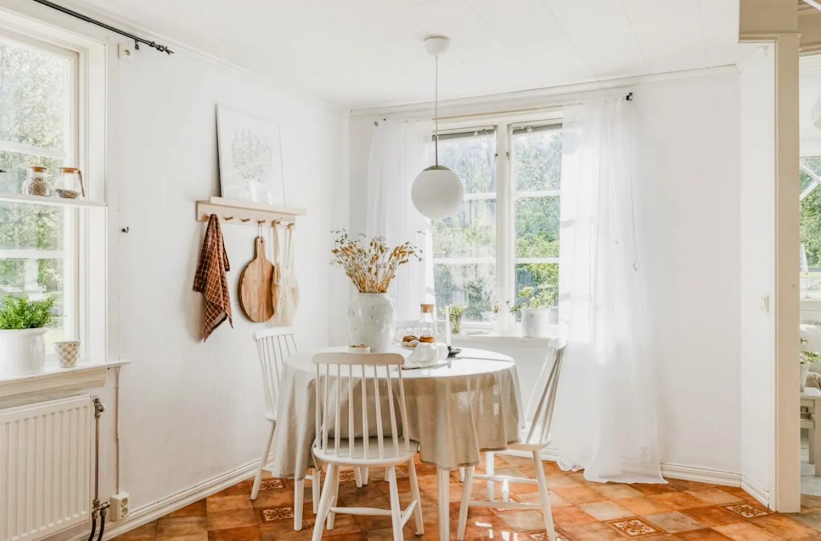 Avkopplande villa med braskamin och egen bäck – bild 8 av 24