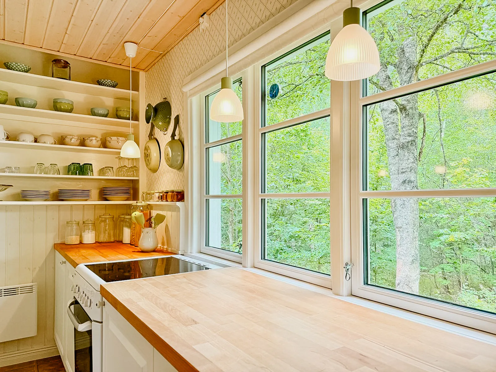 Mysig stuga i skogens lugn – bild 8 av 24