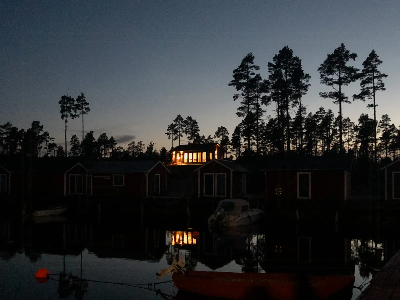 Stuga med havsutsikt och altan nära naturen – bild 2 av 24