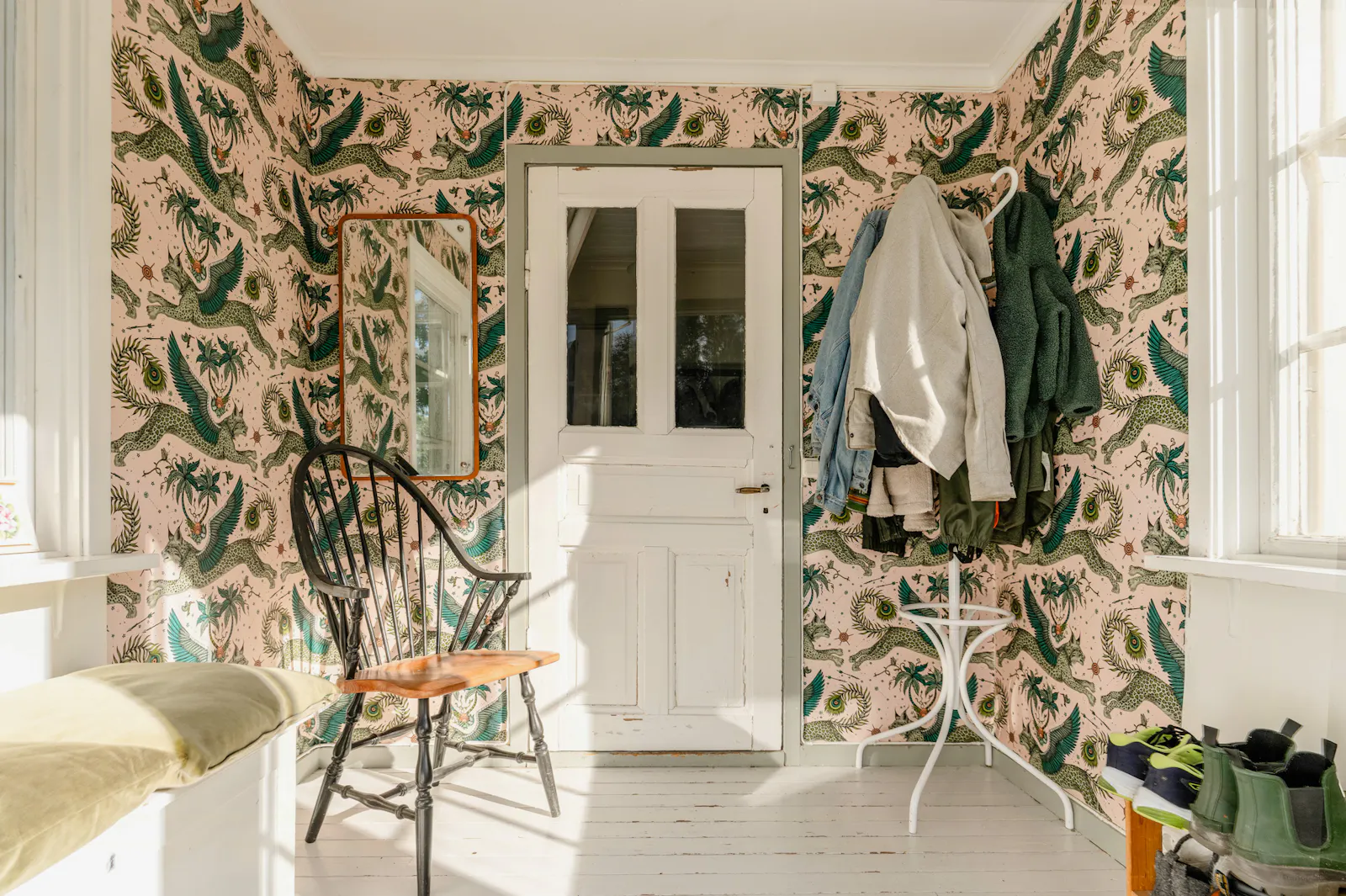 Varmt trähus med piano, rådjur och skogsstigar – bild 14 av 24