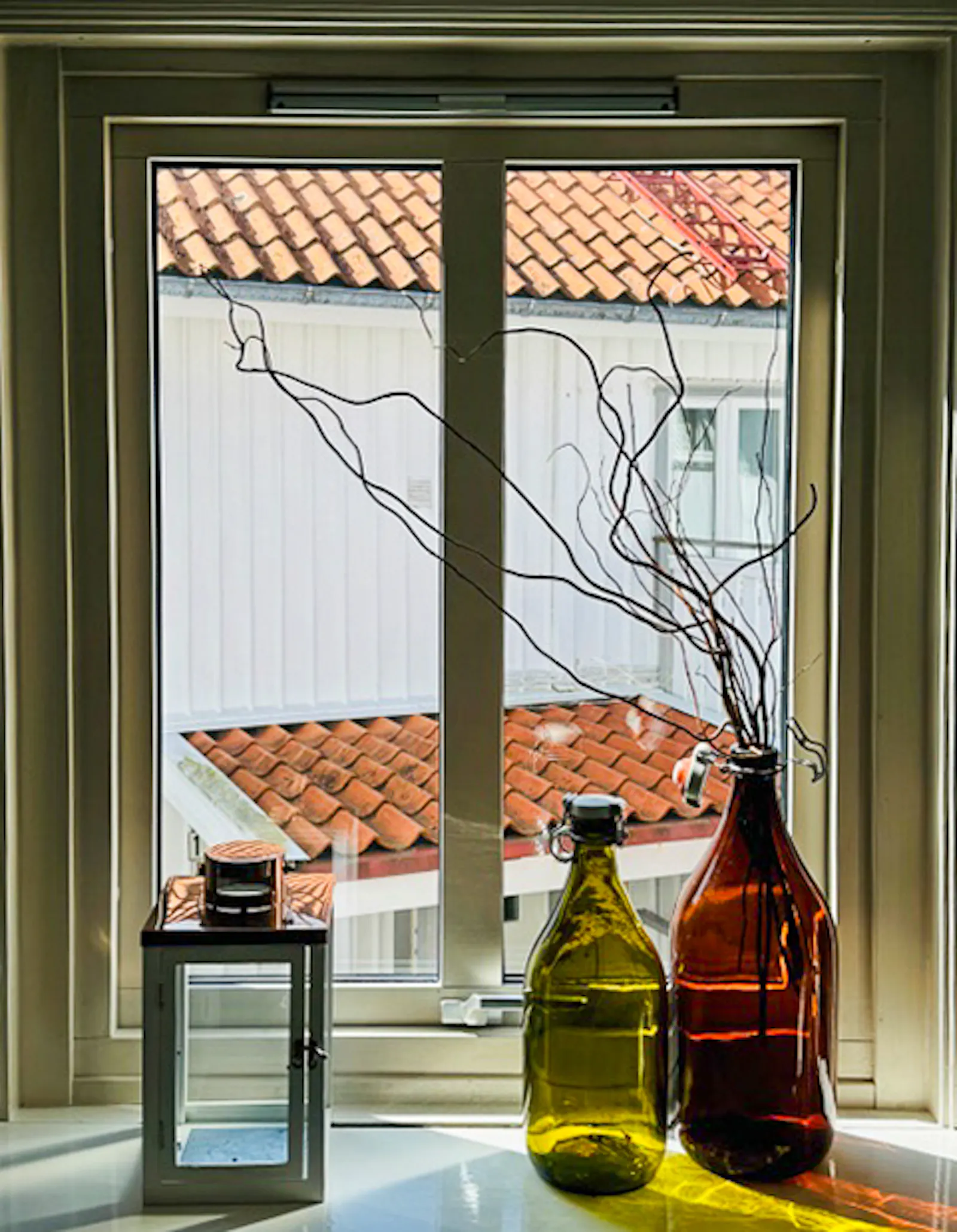 Ett vitt trähus i öns charmigaste gränd – bild 18 av 24
