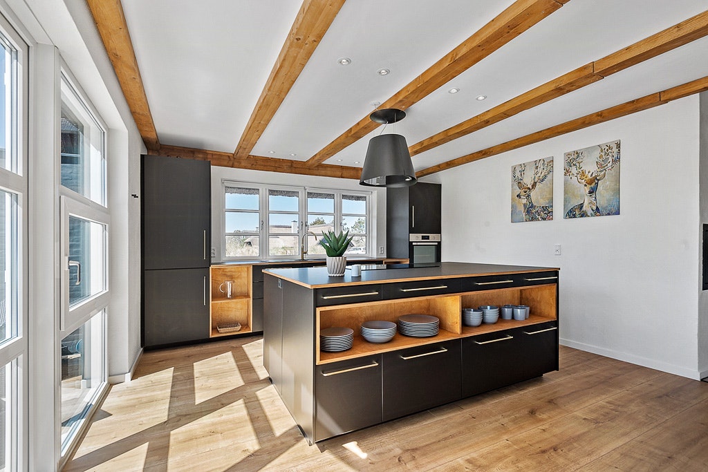 Moderniseret stråtækt med sjæl, varme og natur