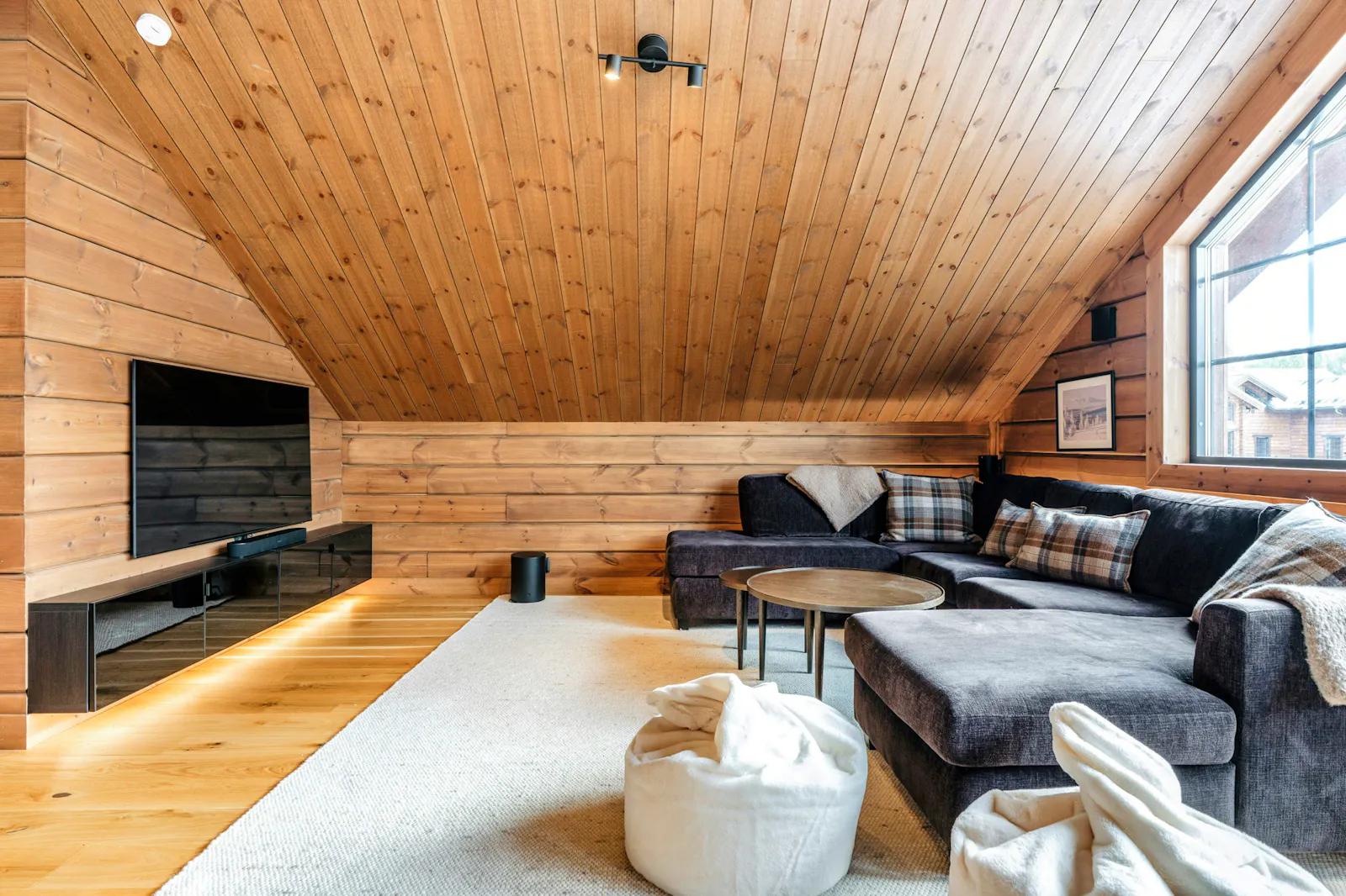 Fjällstuga med hög takhöjd och plats för 11 gäster – bild 15 av 24