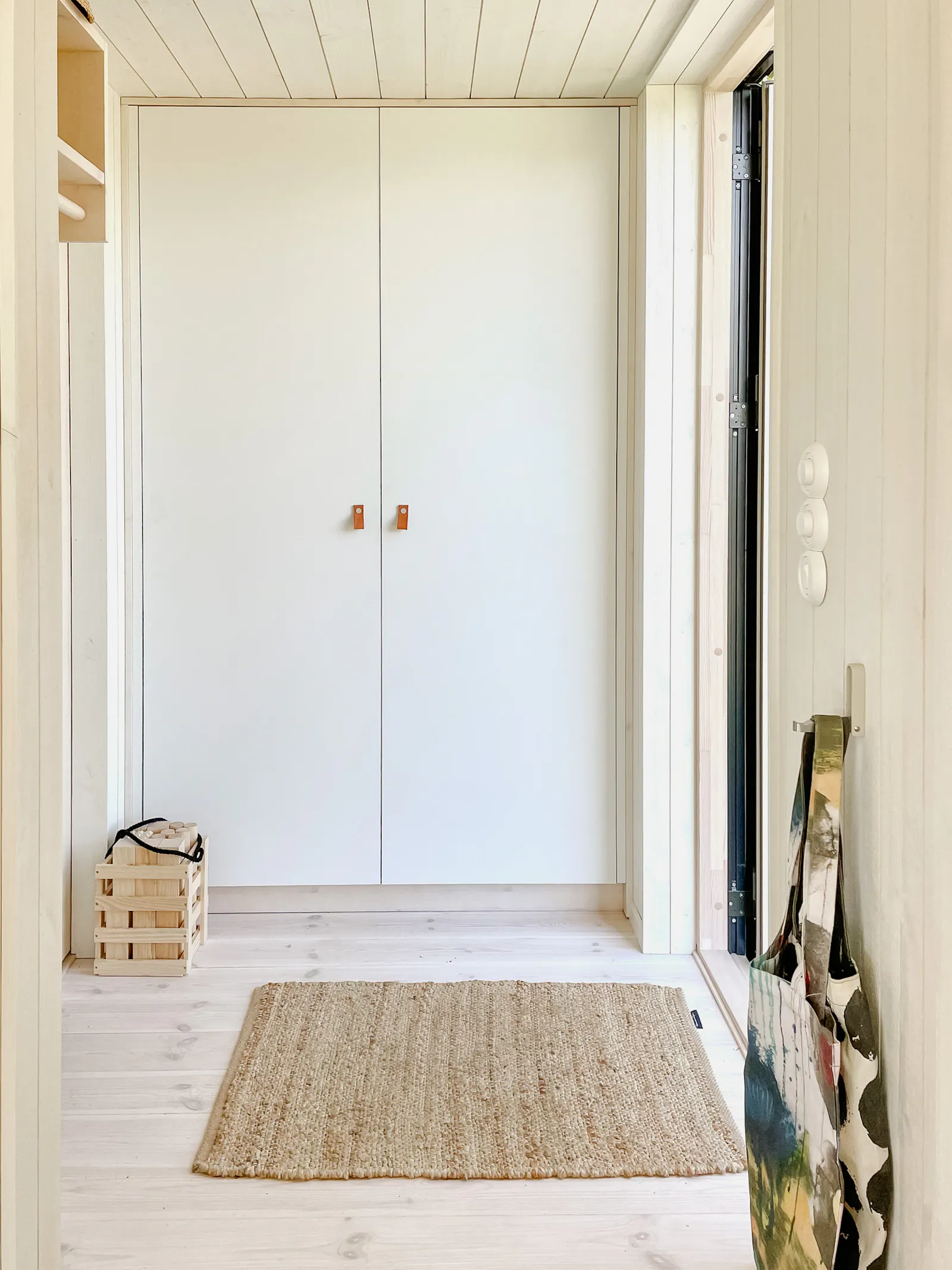 Modernt svart trähus på Bjärehalvön – bild 14 av 24