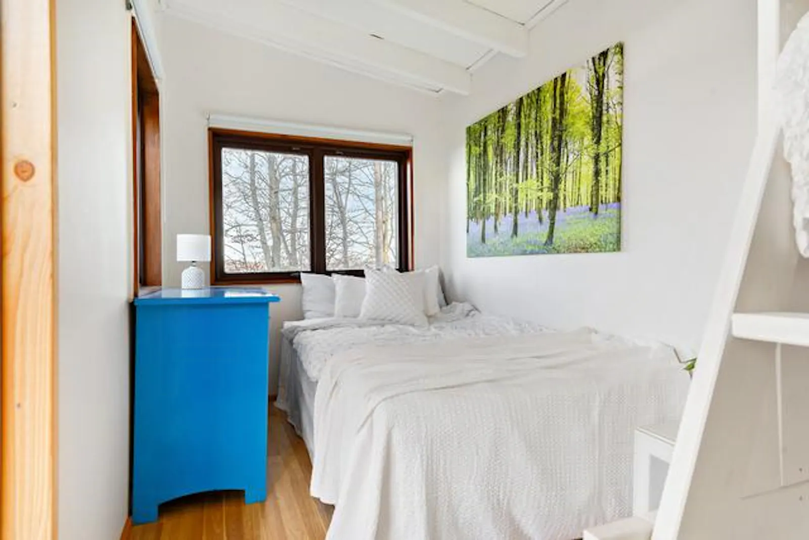 Stuga med strandtomt, båt och brygga i Småland – bild 11 av 24