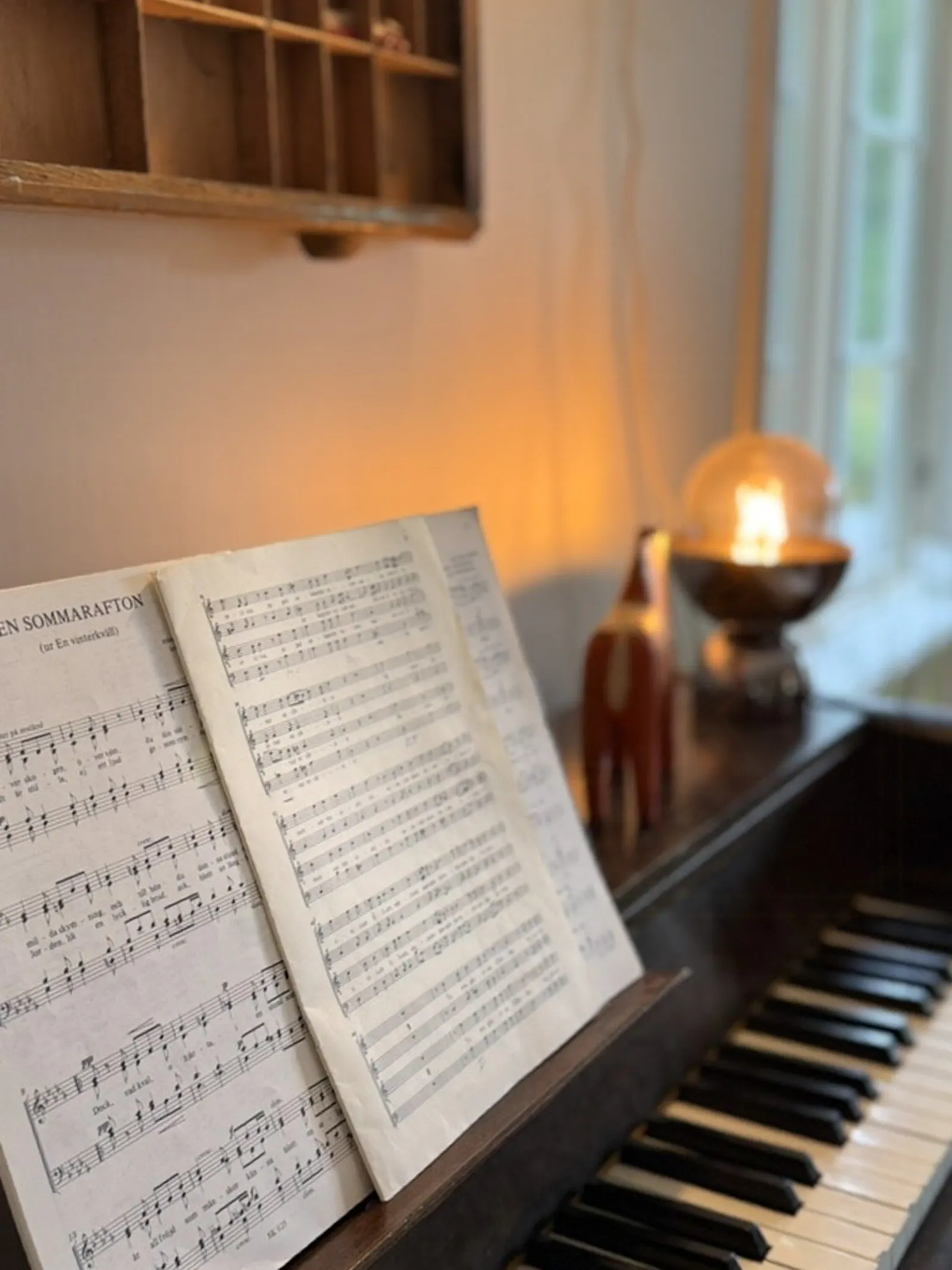 Varmt trähus med piano, rådjur och skogsstigar – bild 11 av 24
