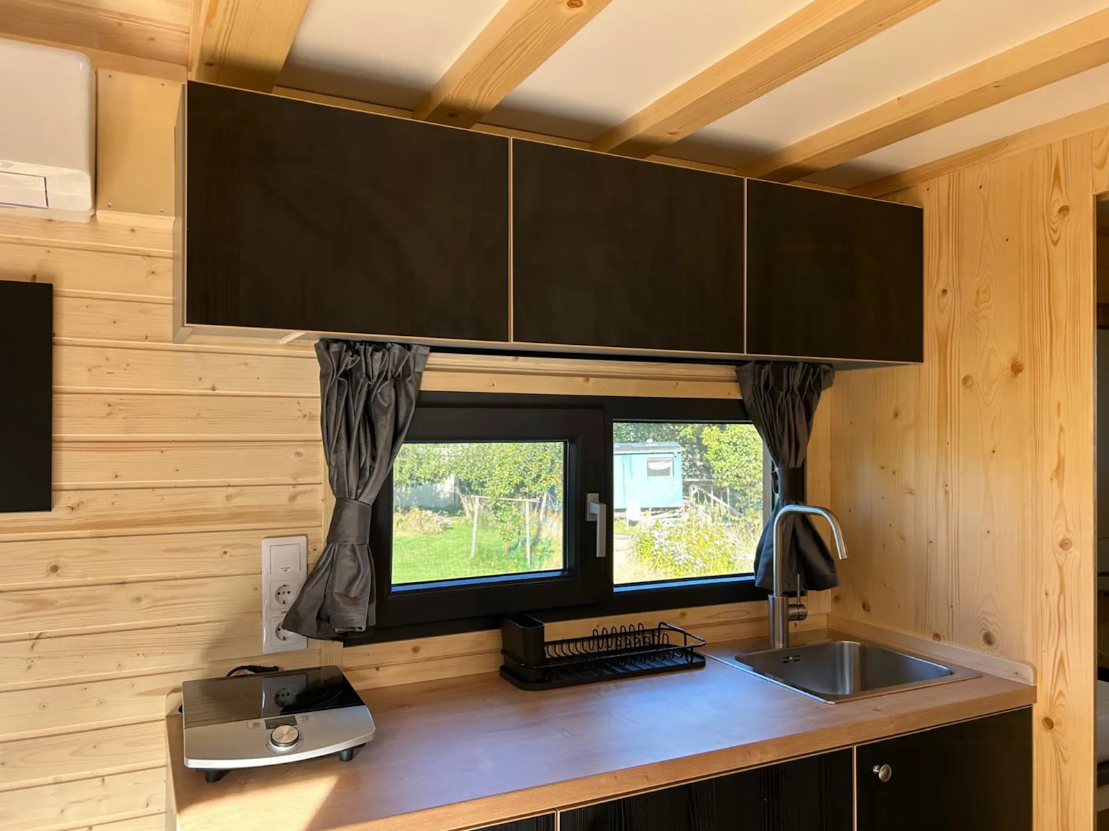 Minihus mellan åkrar och hav på Vässingsö – bild 5 av 24