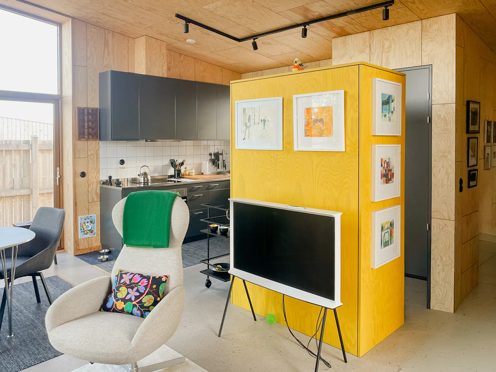 Modernt trähus bland äppelträd med havsutsikt – bild 7 av 21