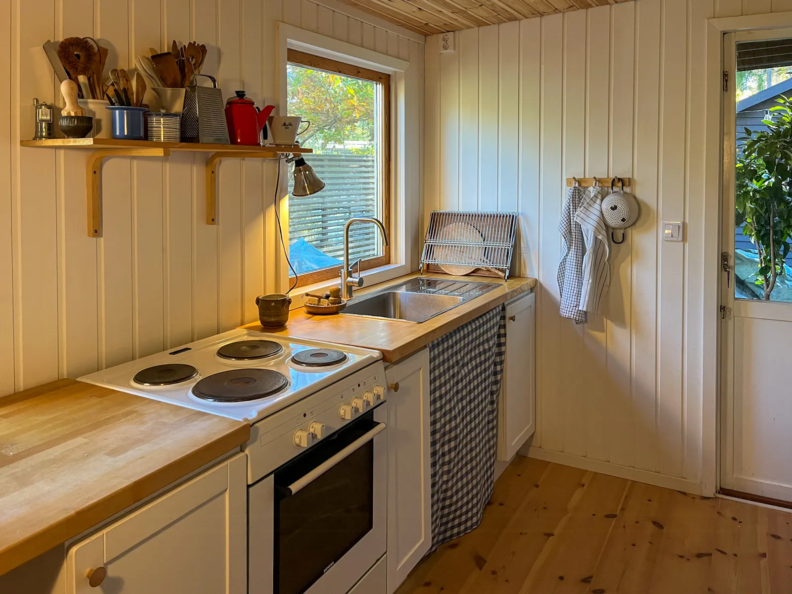 Skogsstuga nära sjöar i Stockholms skärgård – bild 5 av 24