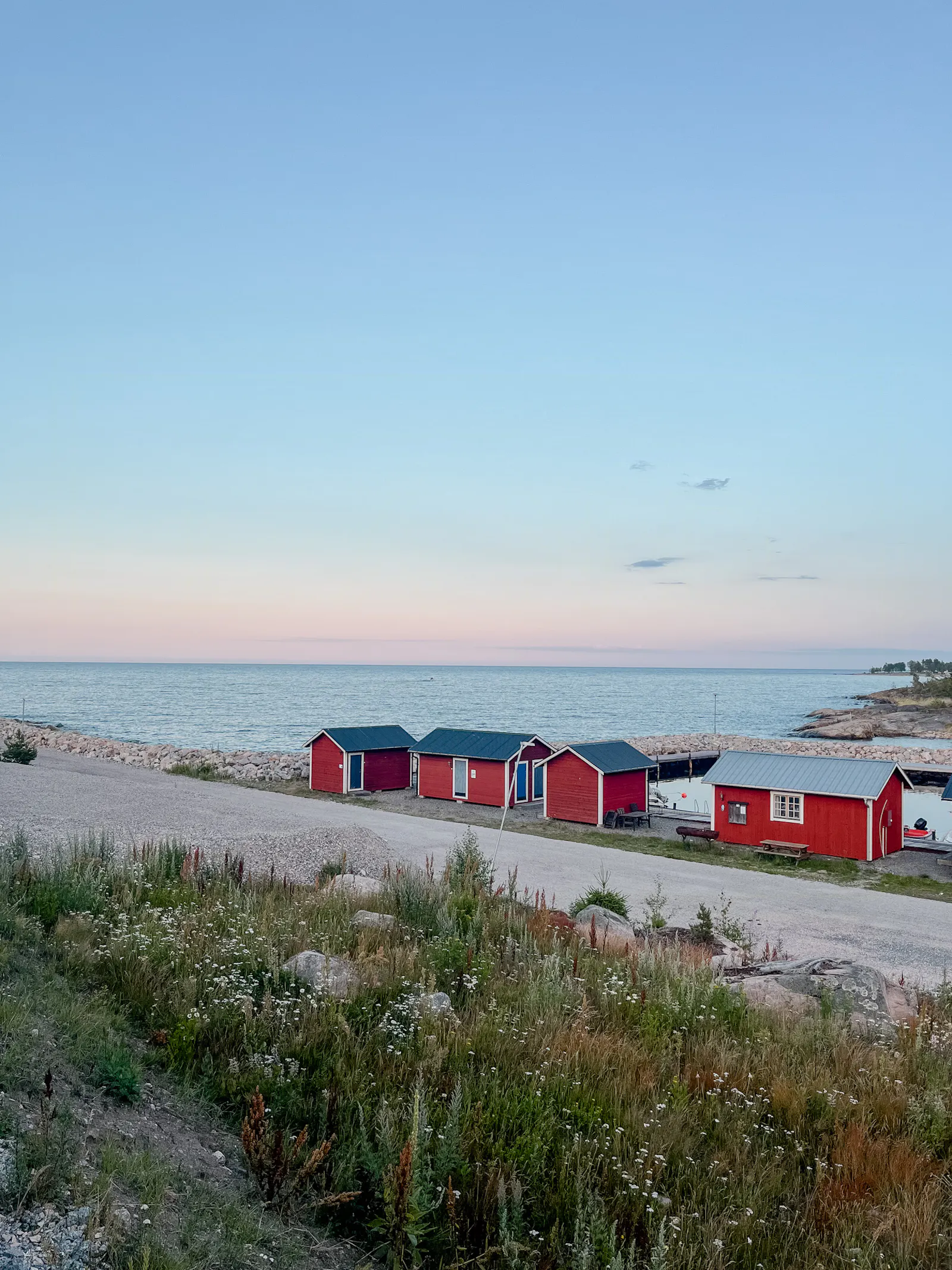 Stuga med havsutsikt och altan nära naturen – bild 20 av 24