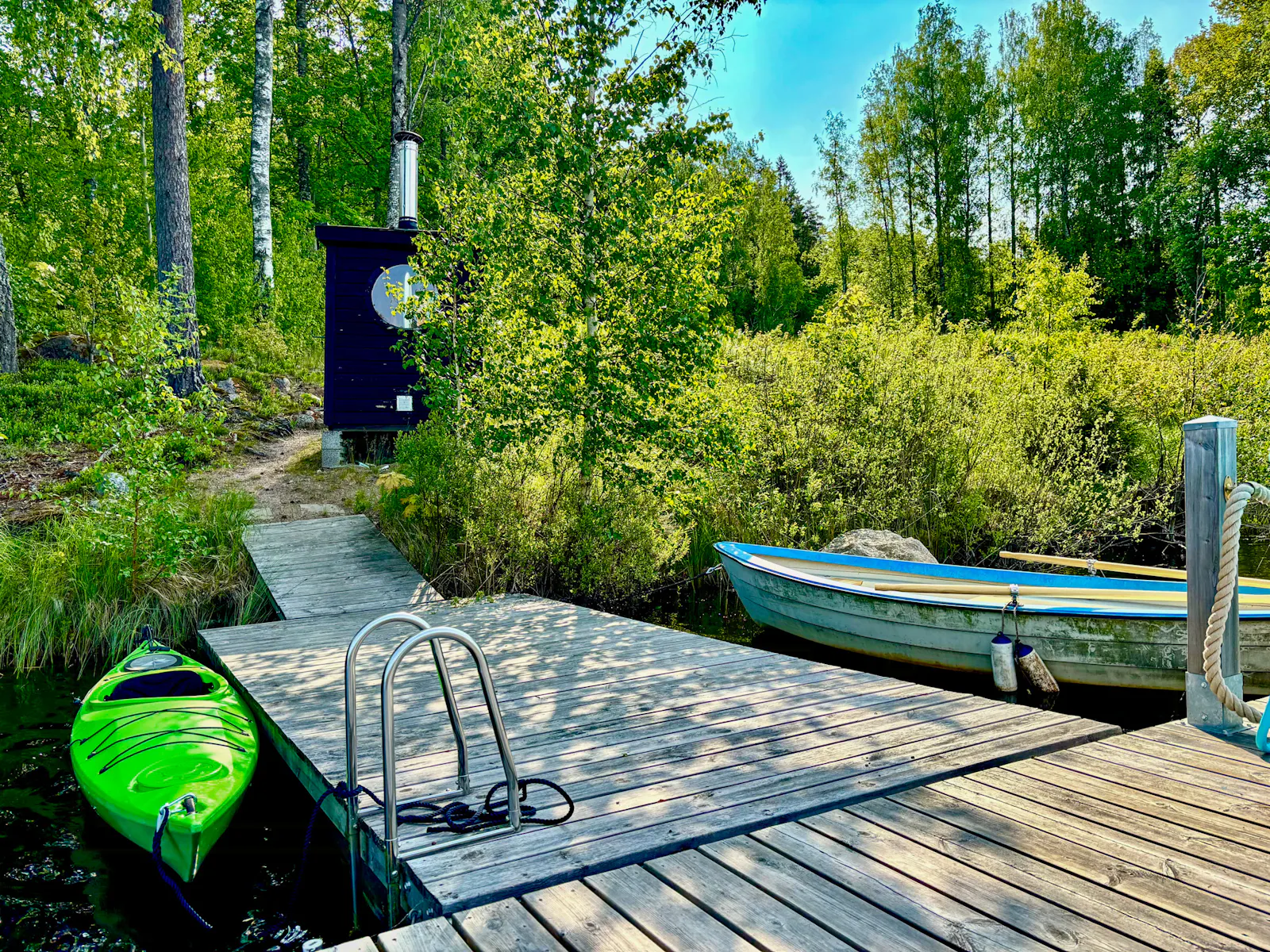 Modern stuga med bastu vid insjön i Bjäsäter – bild 19 av 24