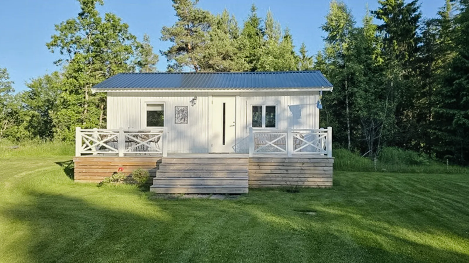 Sista huset vid skogen med utekök och badsjö – bild 20 av 24