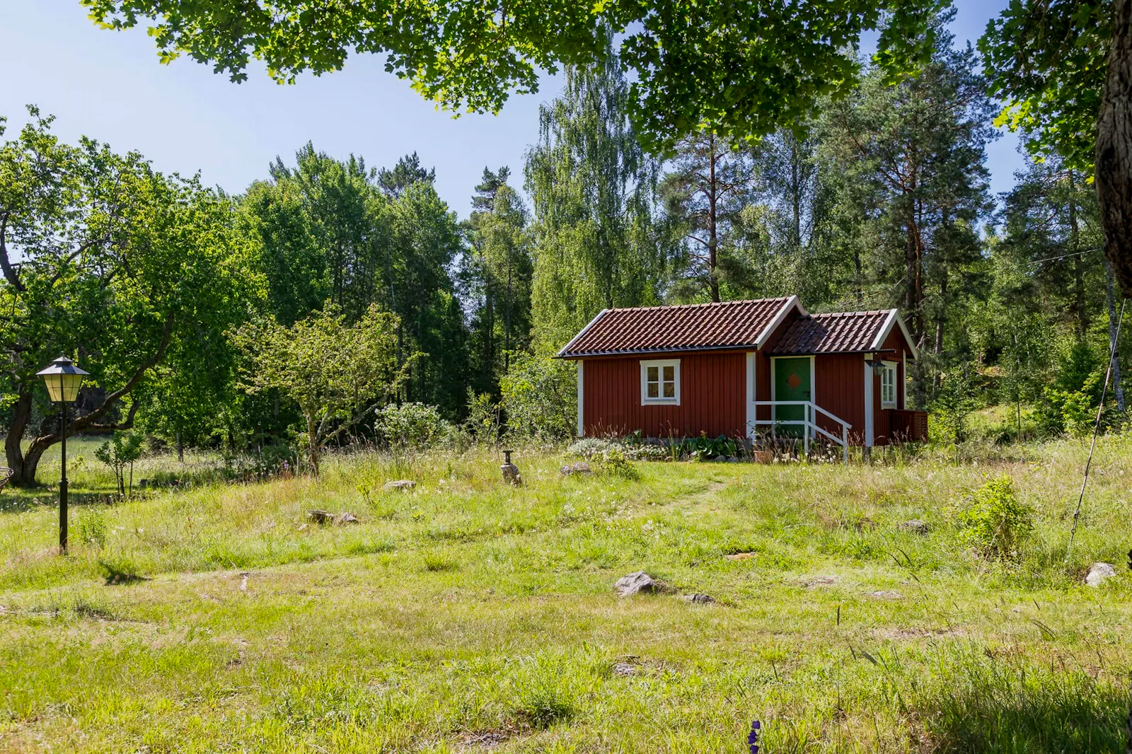 1800-talsstuga på Fogdö omgiven av skog och äng – bild 16 av 24
