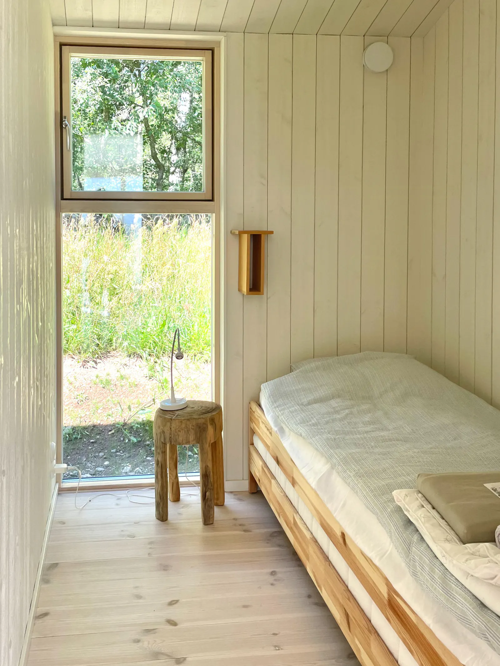 Modernt svart trähus på Bjärehalvön – bild 18 av 24