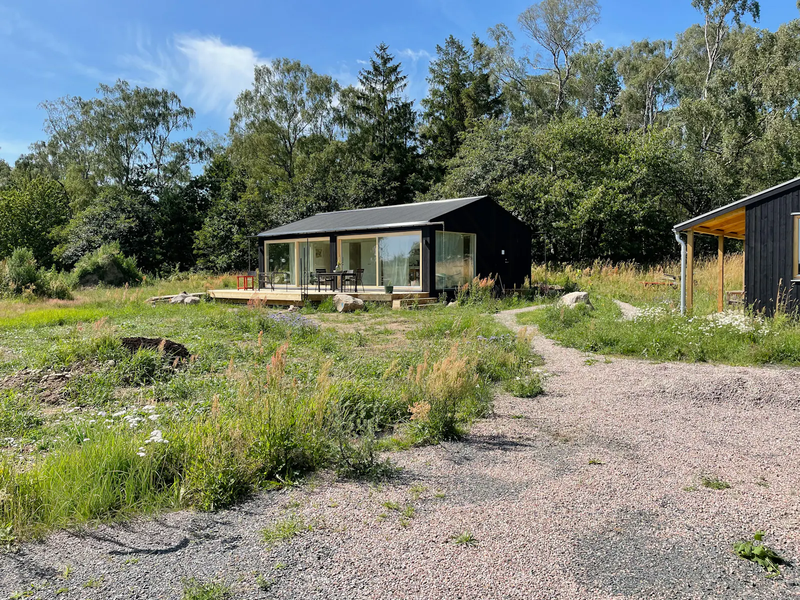 Modernt svart trähus på Bjärehalvön – bild 4 av 24