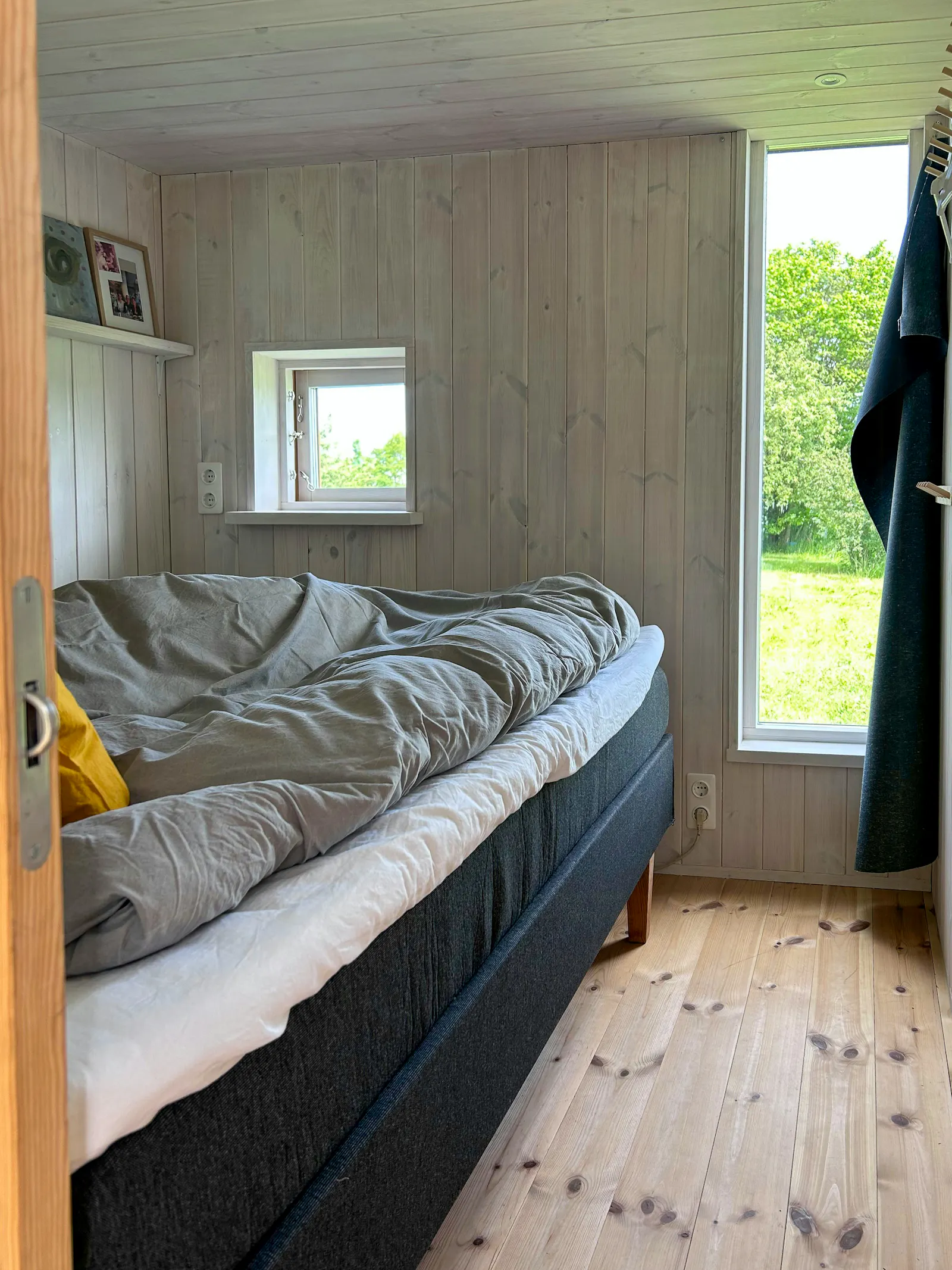 Litet hus bland äppelträd nära Vättern – bild 10 av 19