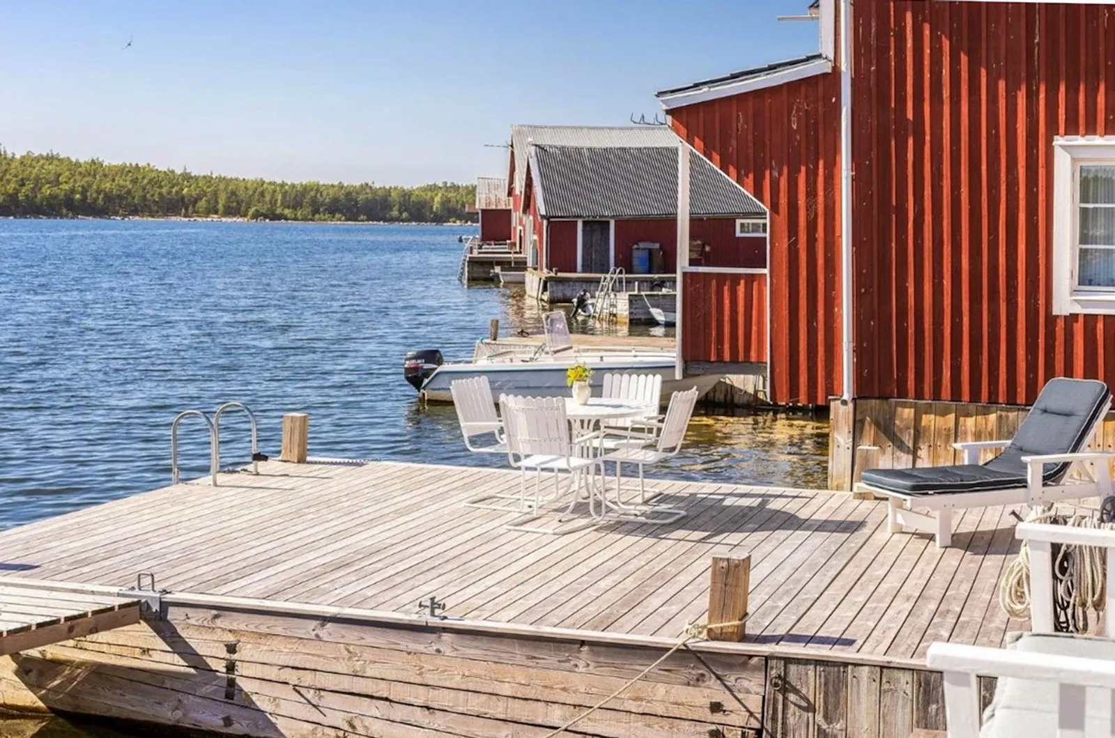 Hus med egen brygga i Kuggören – bild 2 av 24