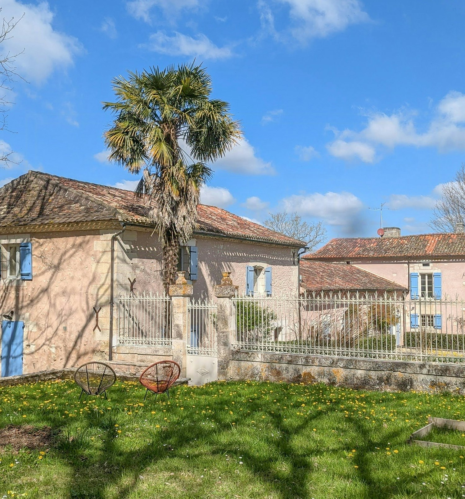 Barnevennlige feriehus i Dordogne cover image
