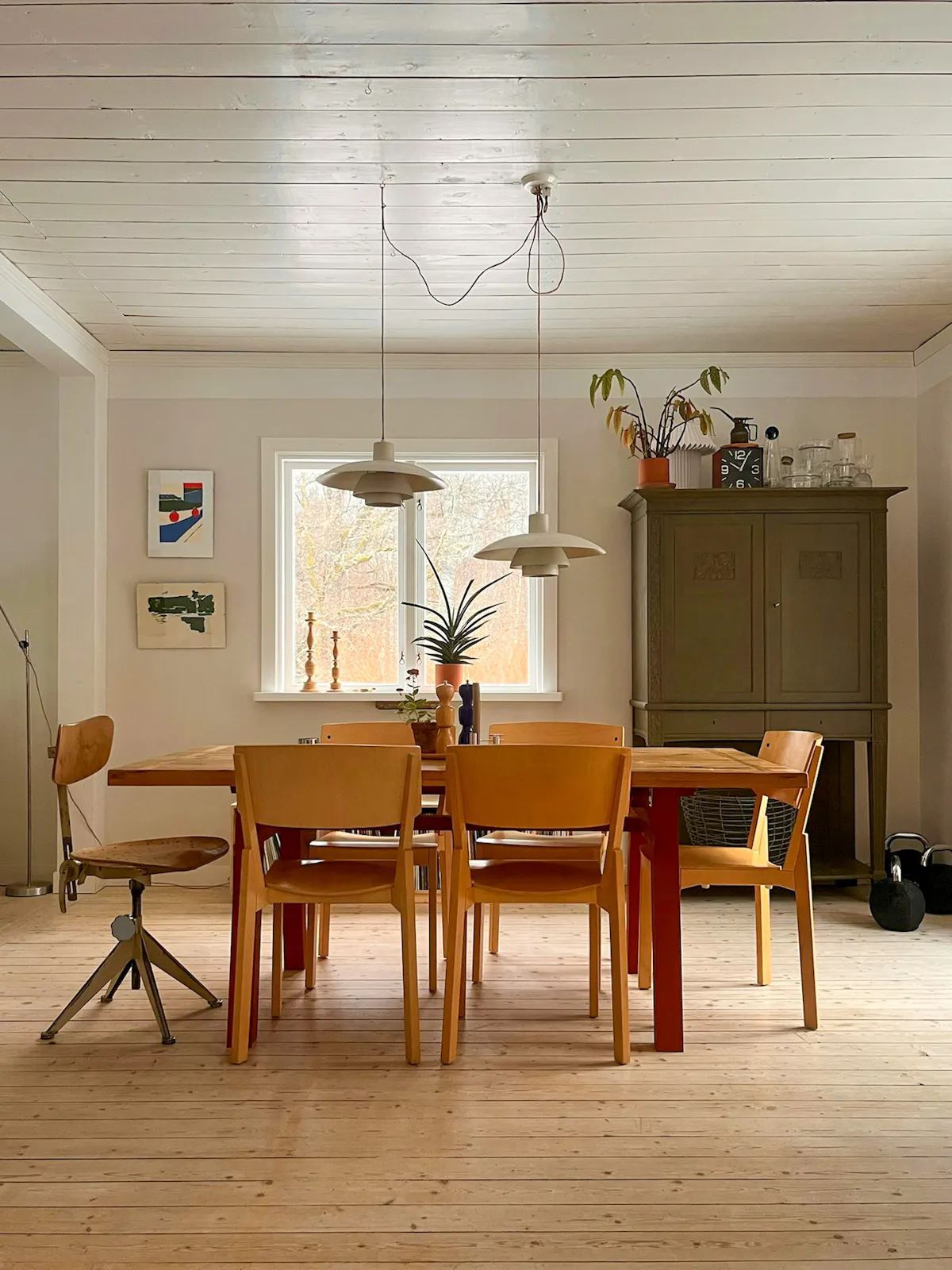 Mysigt hus omgivet av naturen