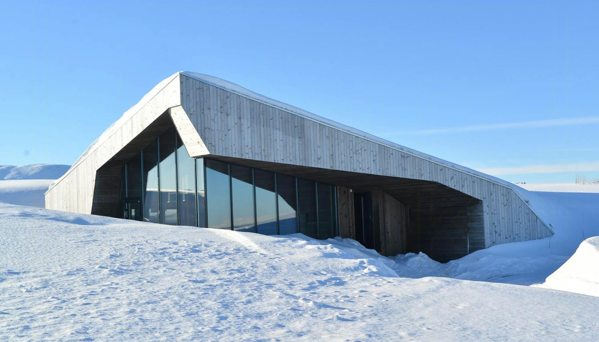 Arkitekttegnet hytte med panoramavinduer